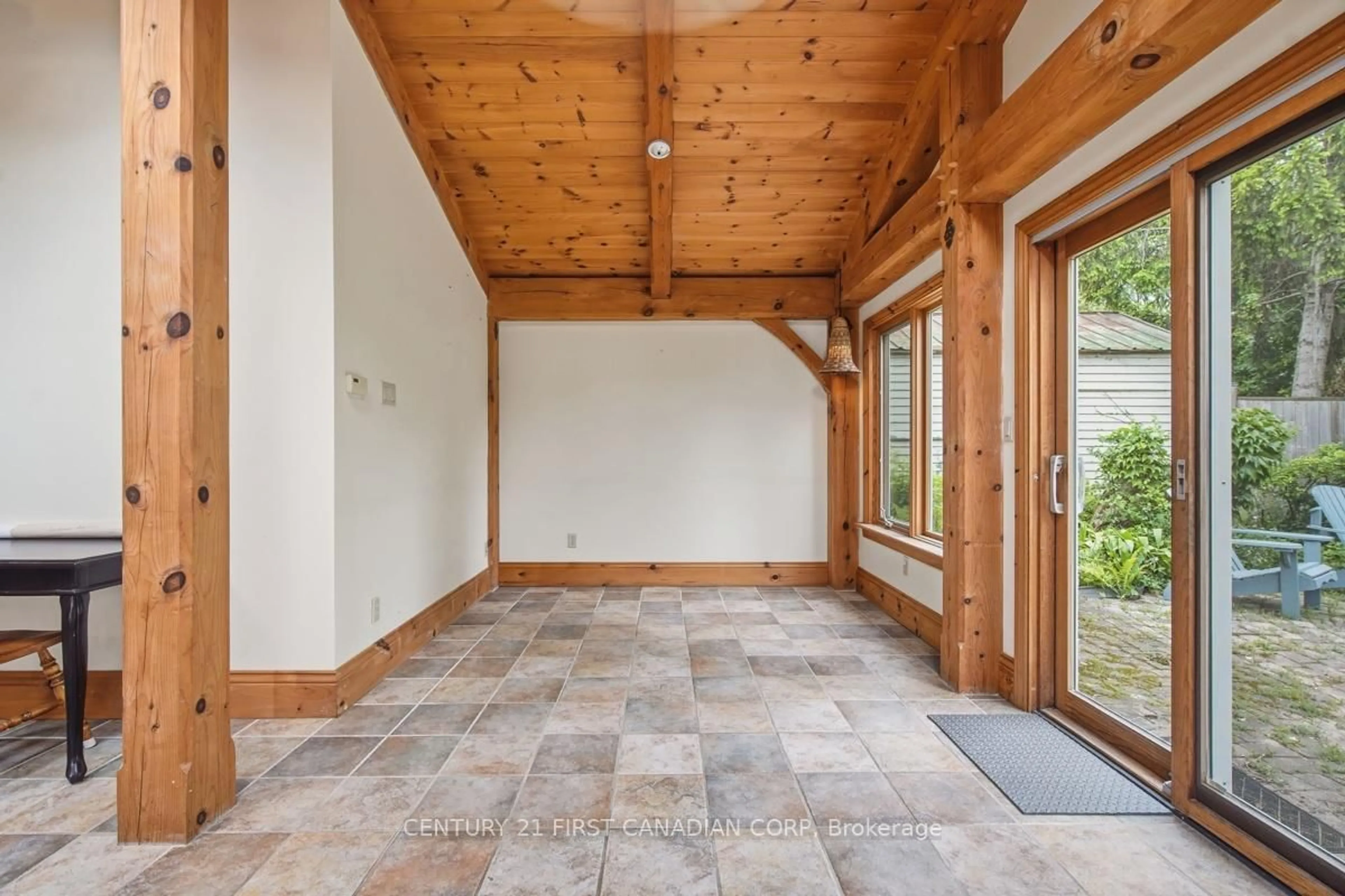 Indoor entryway for 834 Colborne St, London East Ontario N6A 4A2