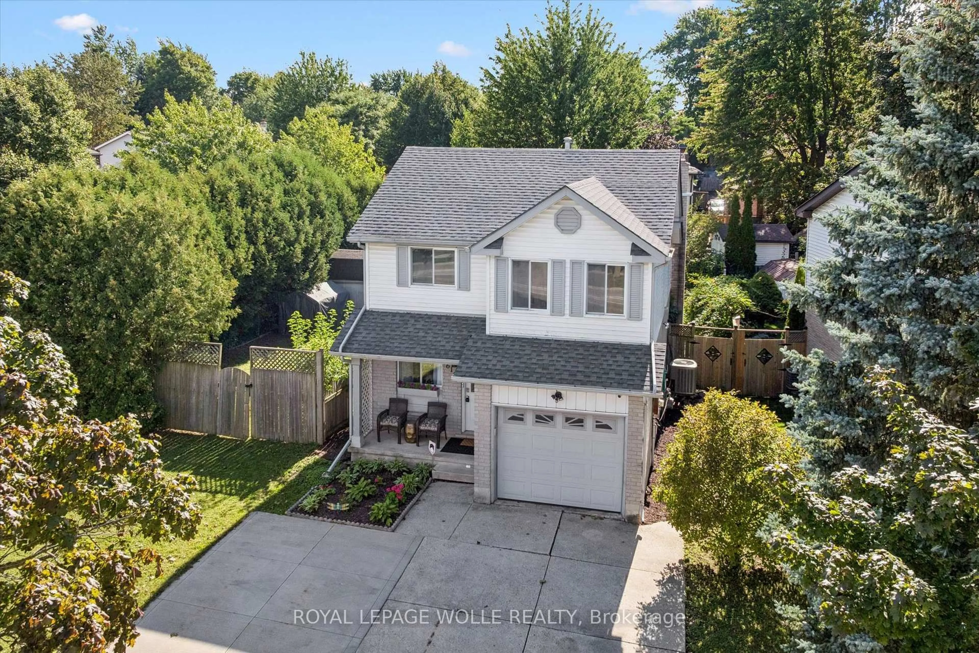 A pic from outside/outdoor area/front of a property/back of a property/a pic from drone, street for 616 Westheights Dr, Kitchener Ontario N2N 2Z2