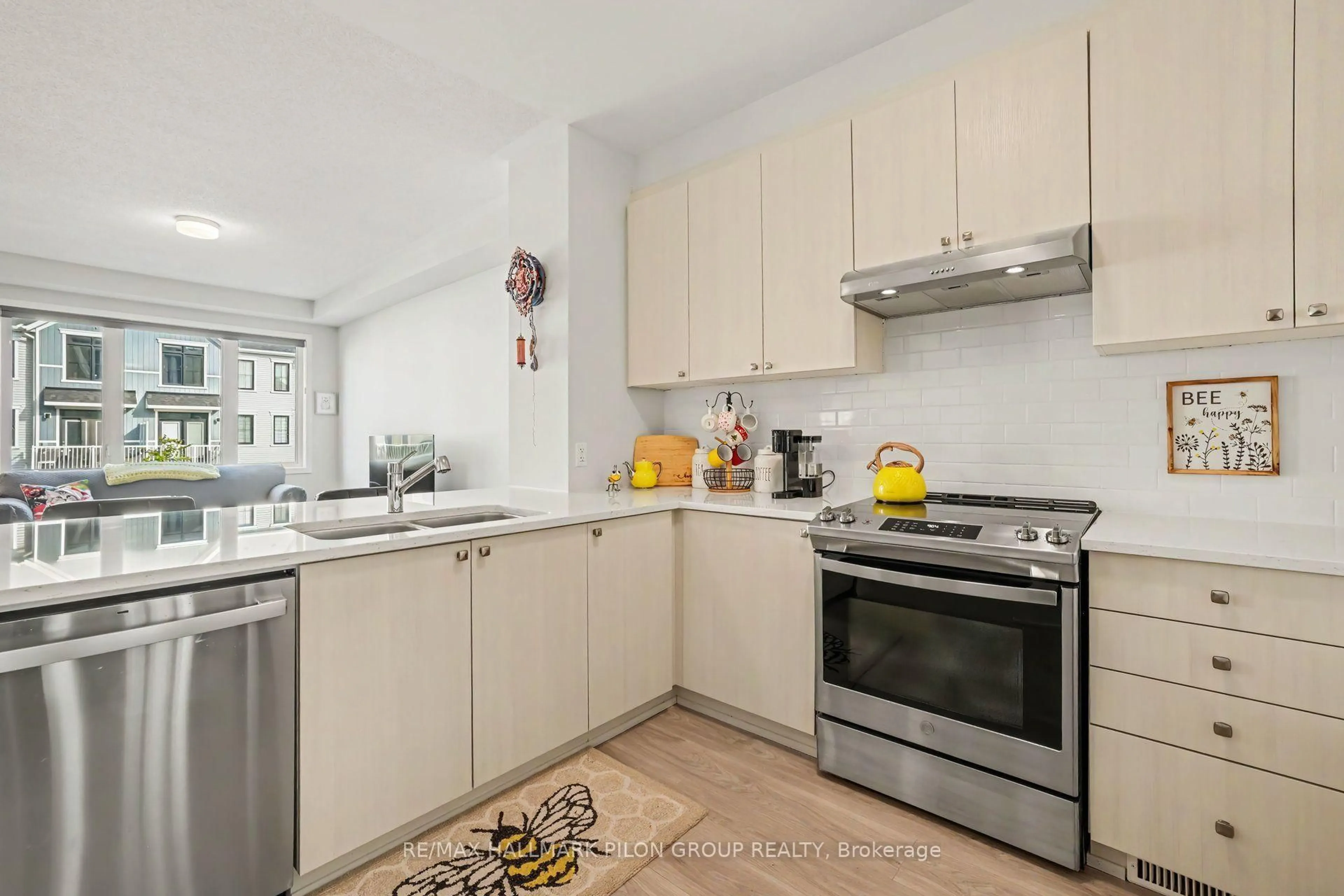 Standard kitchen, unknown for 25 Stitch Mews, Richmond Ontario K0A 2Z0