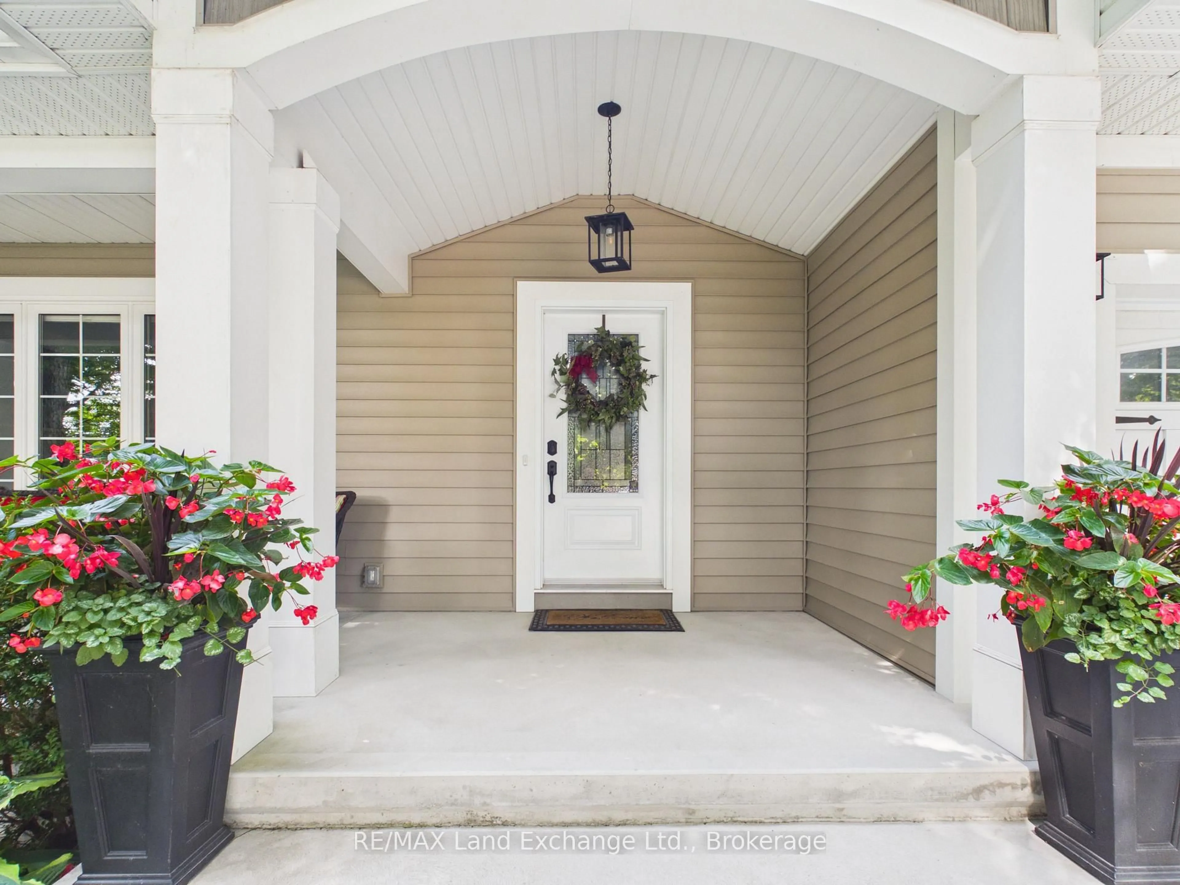 Indoor entryway for 7 Mcgill St, Huron-Kinloss Ontario N0G 2R0