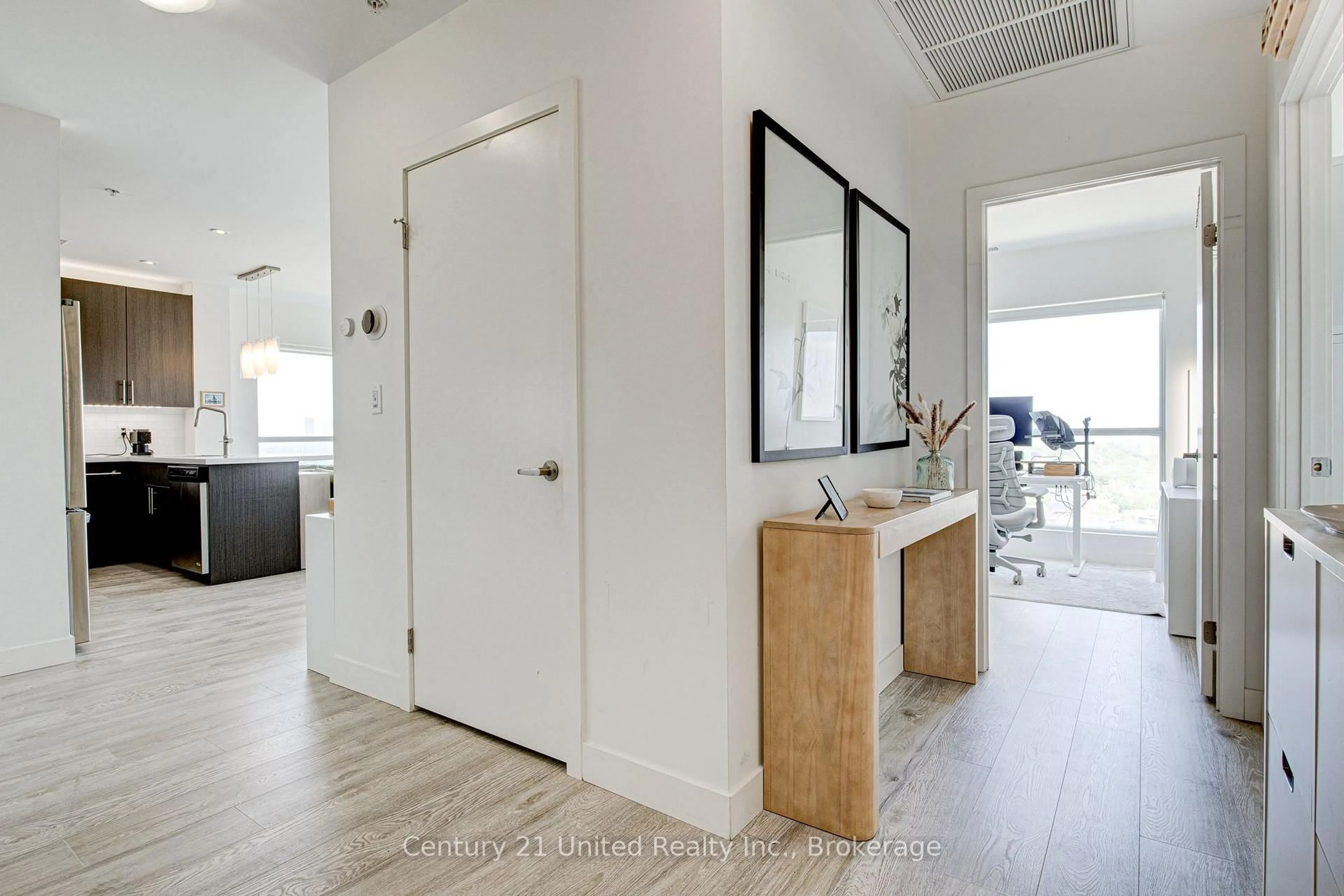 Indoor entryway for 1 Victoria St #1702, Kitchener Ontario N2G 1C5