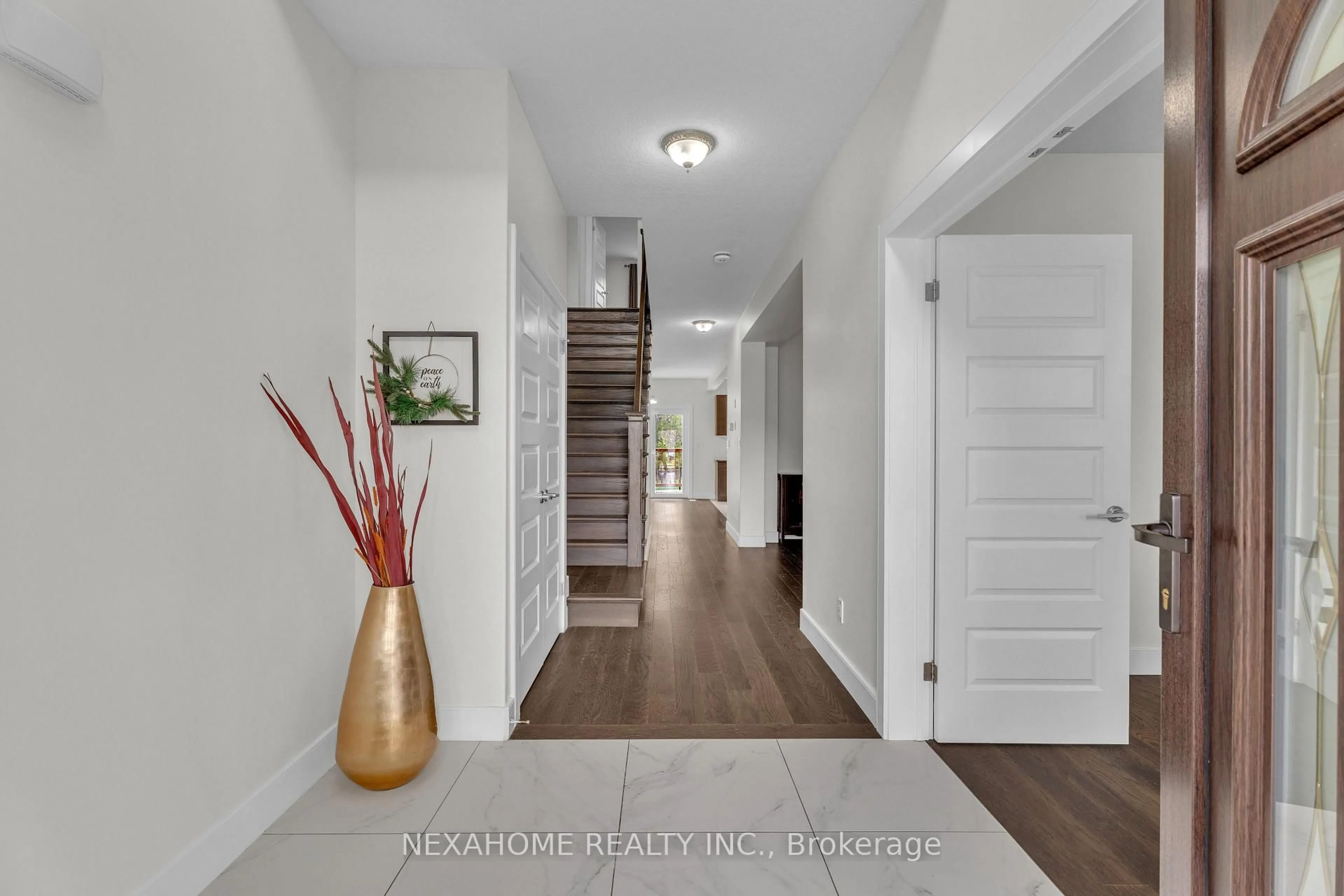 Indoor entryway for 861 Zaifman Circ, London North Ontario N5X 0M9