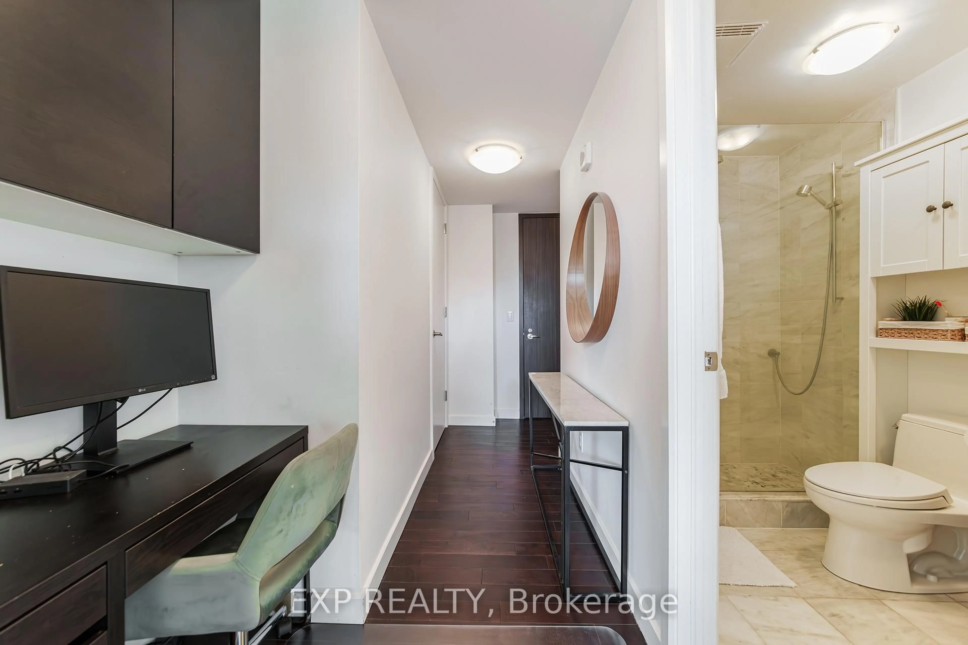 Indoor entryway for 201 Parkdale Ave #308, Ottawa Ontario K1Y 1E8