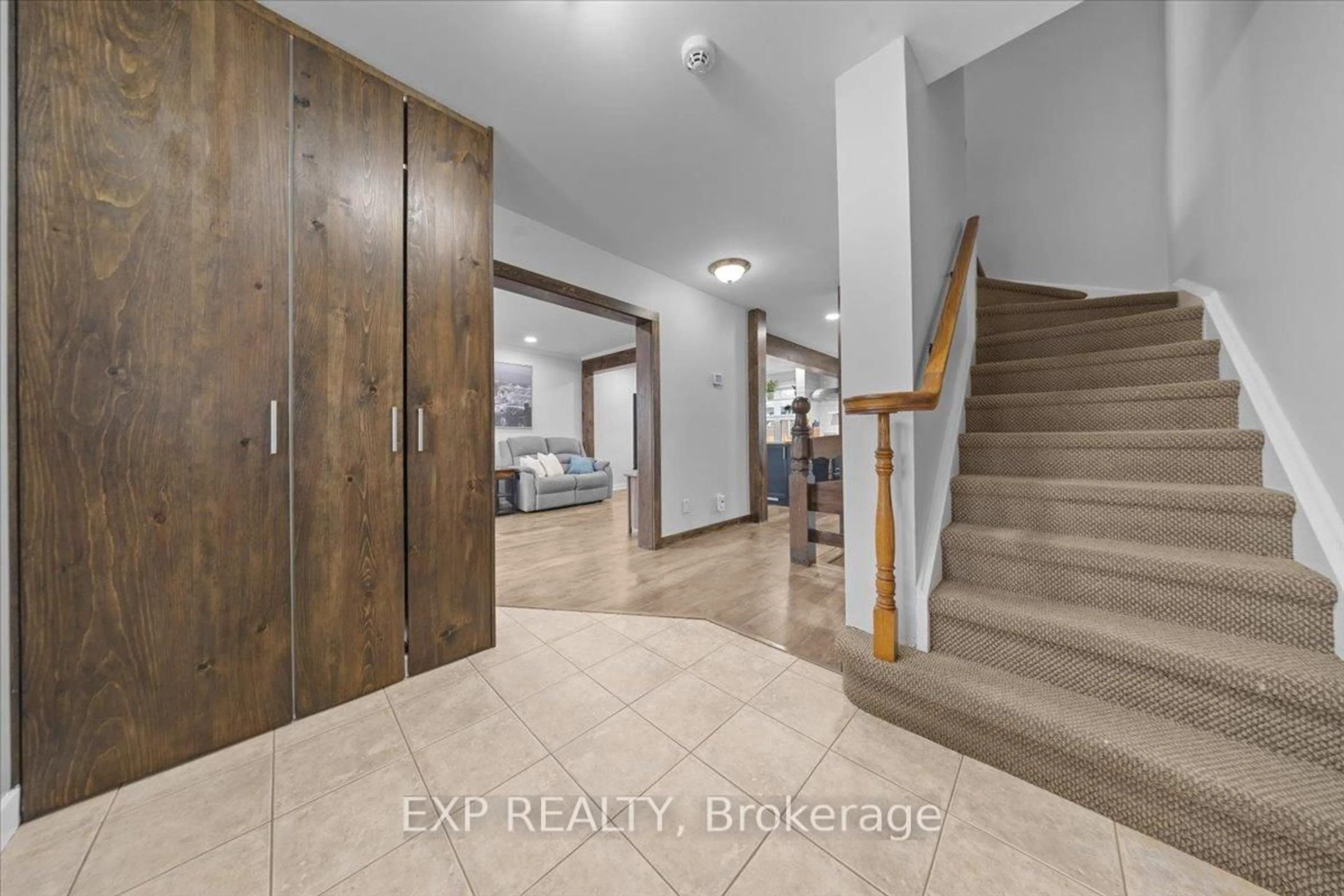 Indoor entryway for 4 Bobcat Way, Ottawa Ontario K2S 1P3