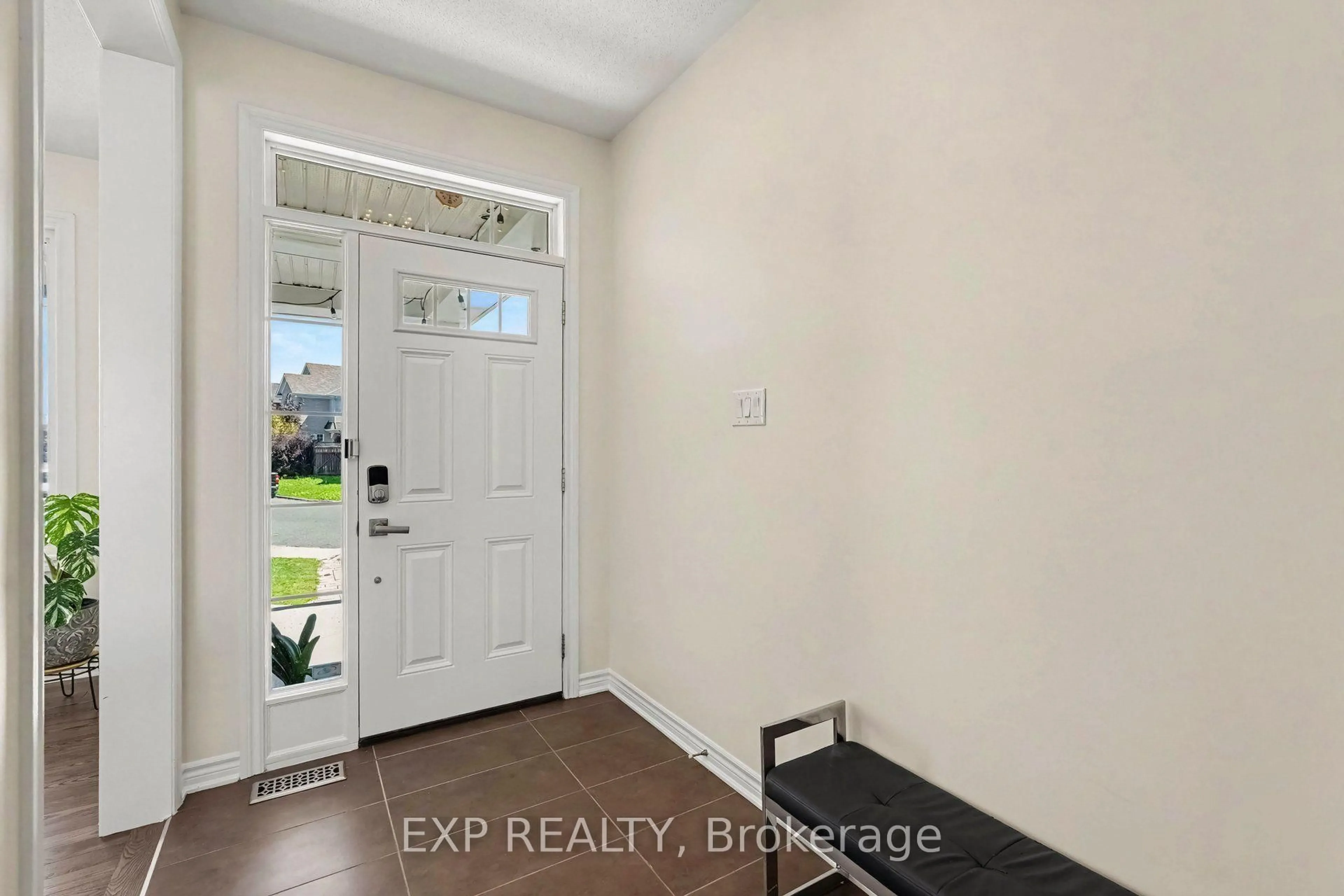 Indoor entryway for 39 Pondhawk Way, Ottawa Ontario K2J 5Z2