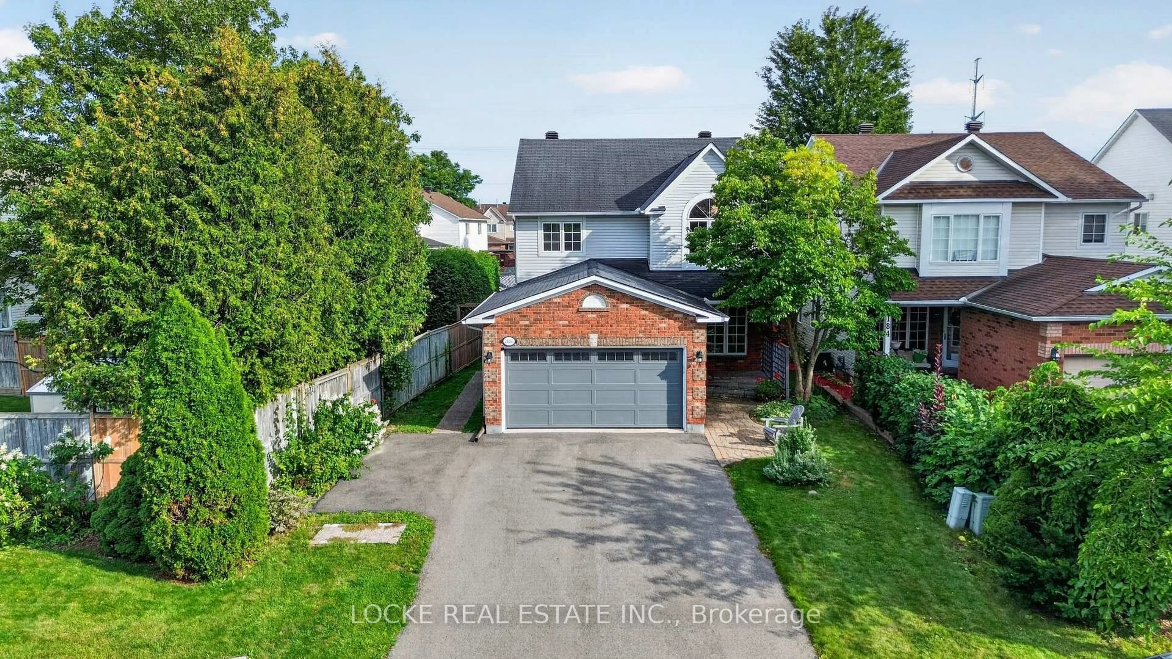 A pic from outside/outdoor area/front of a property/back of a property/a pic from drone, street for 2186 Gardenway Dr, Ottawa Ontario K4A 3S6