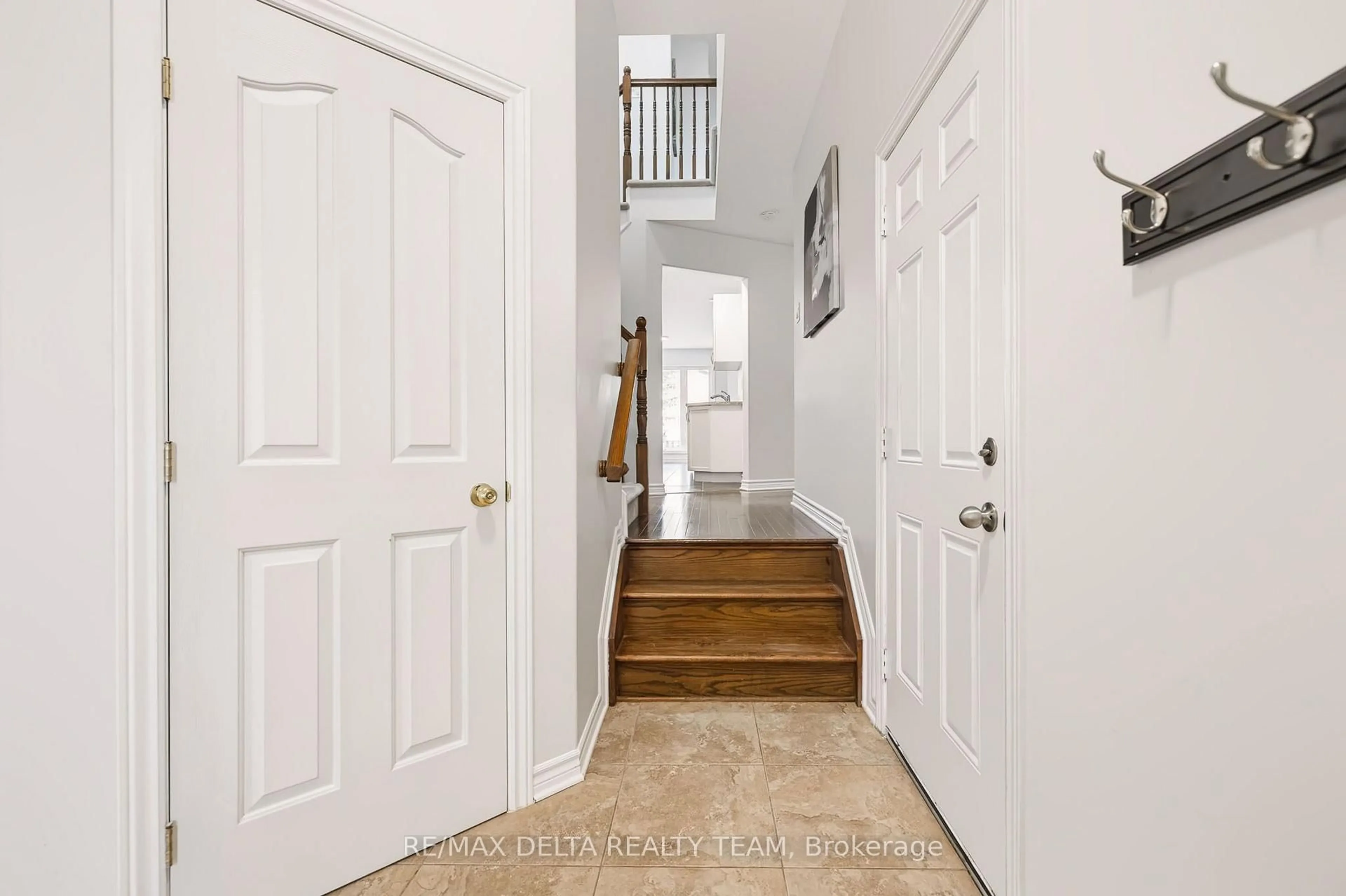 Indoor entryway for 616 Spikemoss Pl, Ottawa Ontario K4A 0C9