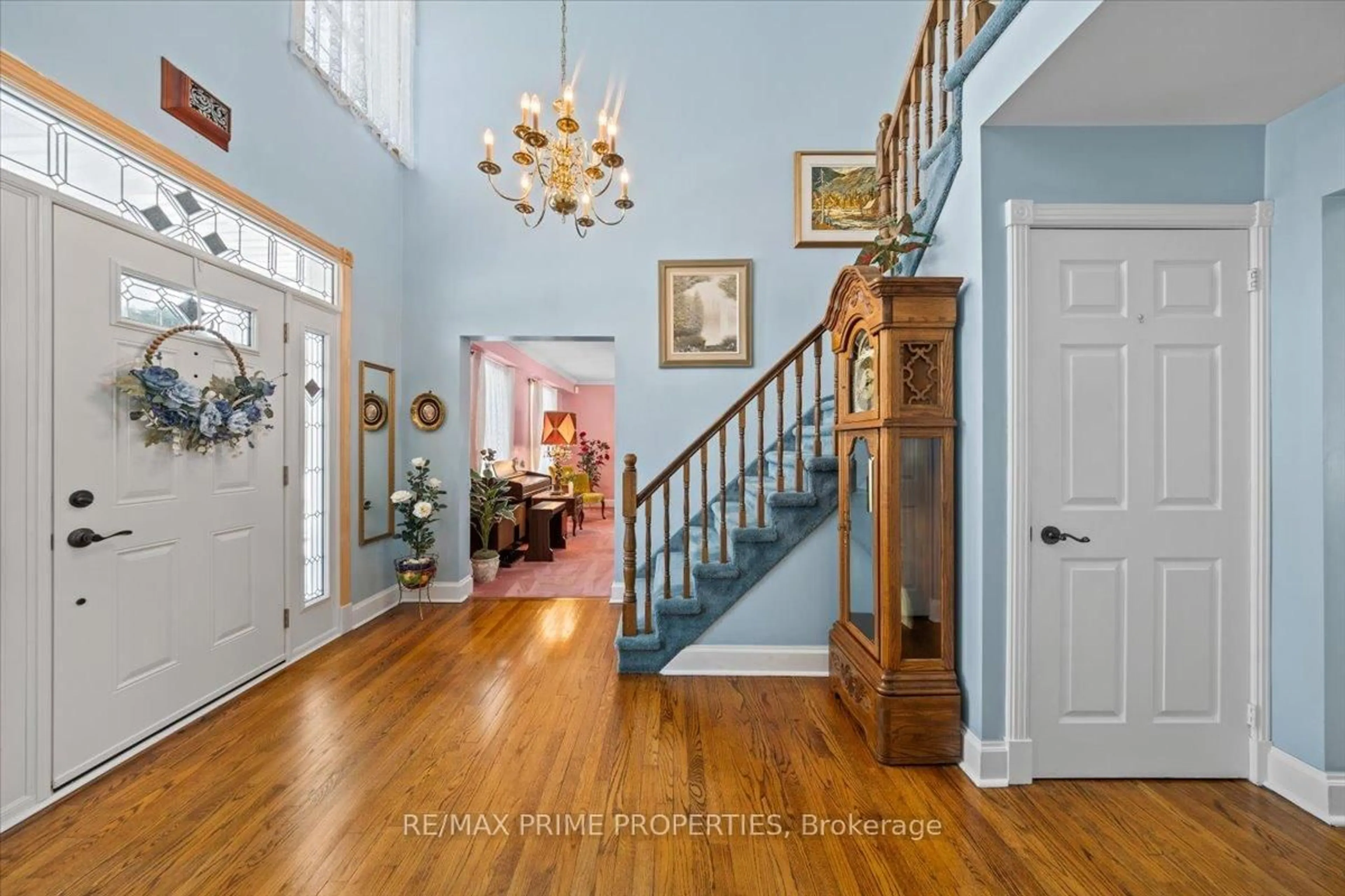 Indoor foyer for 1530 Royal Orchard Dr, Ottawa Ontario K4C 1A9