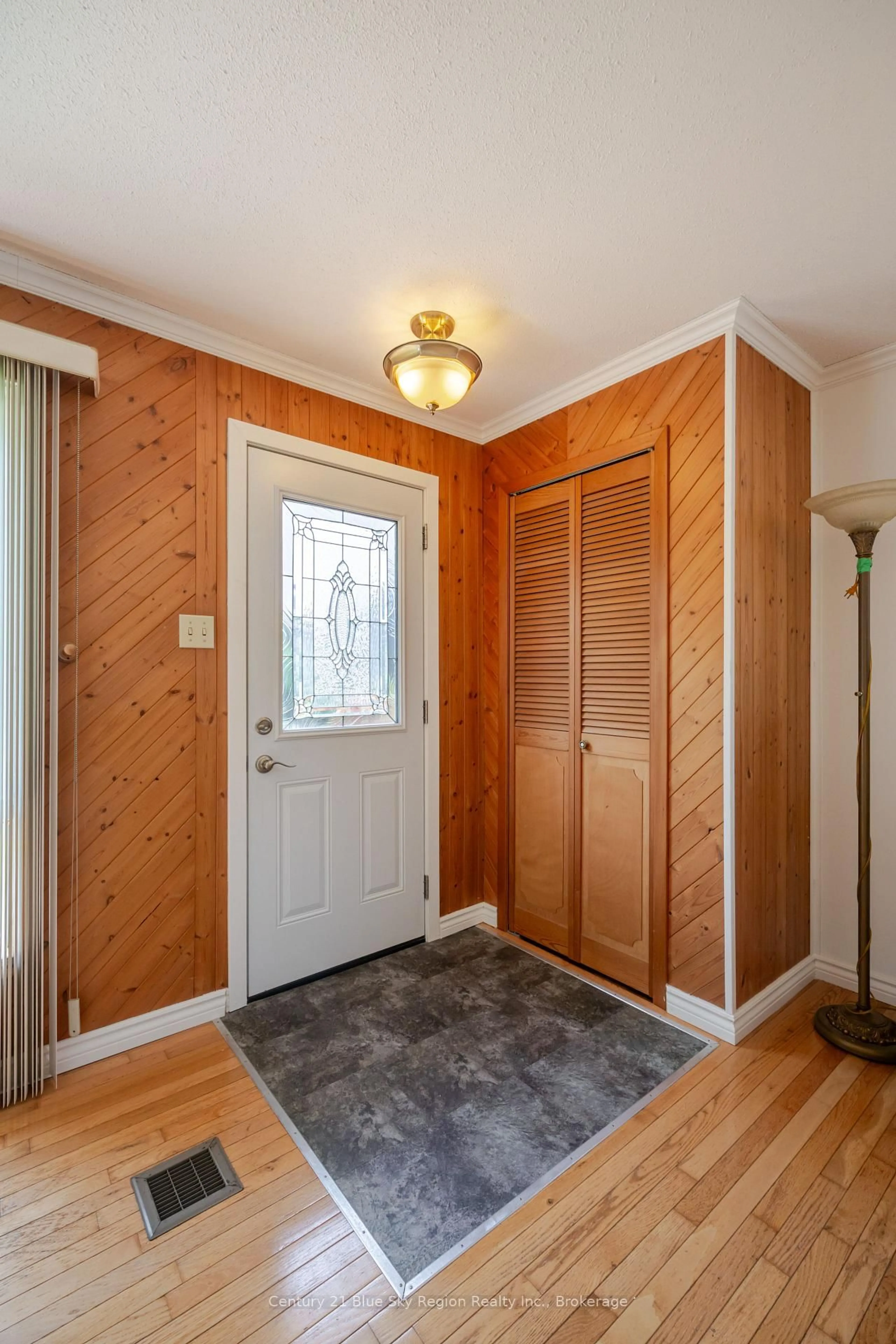 Indoor entryway for 1351 Village Rd, East Ferris Ontario P0H 1B0