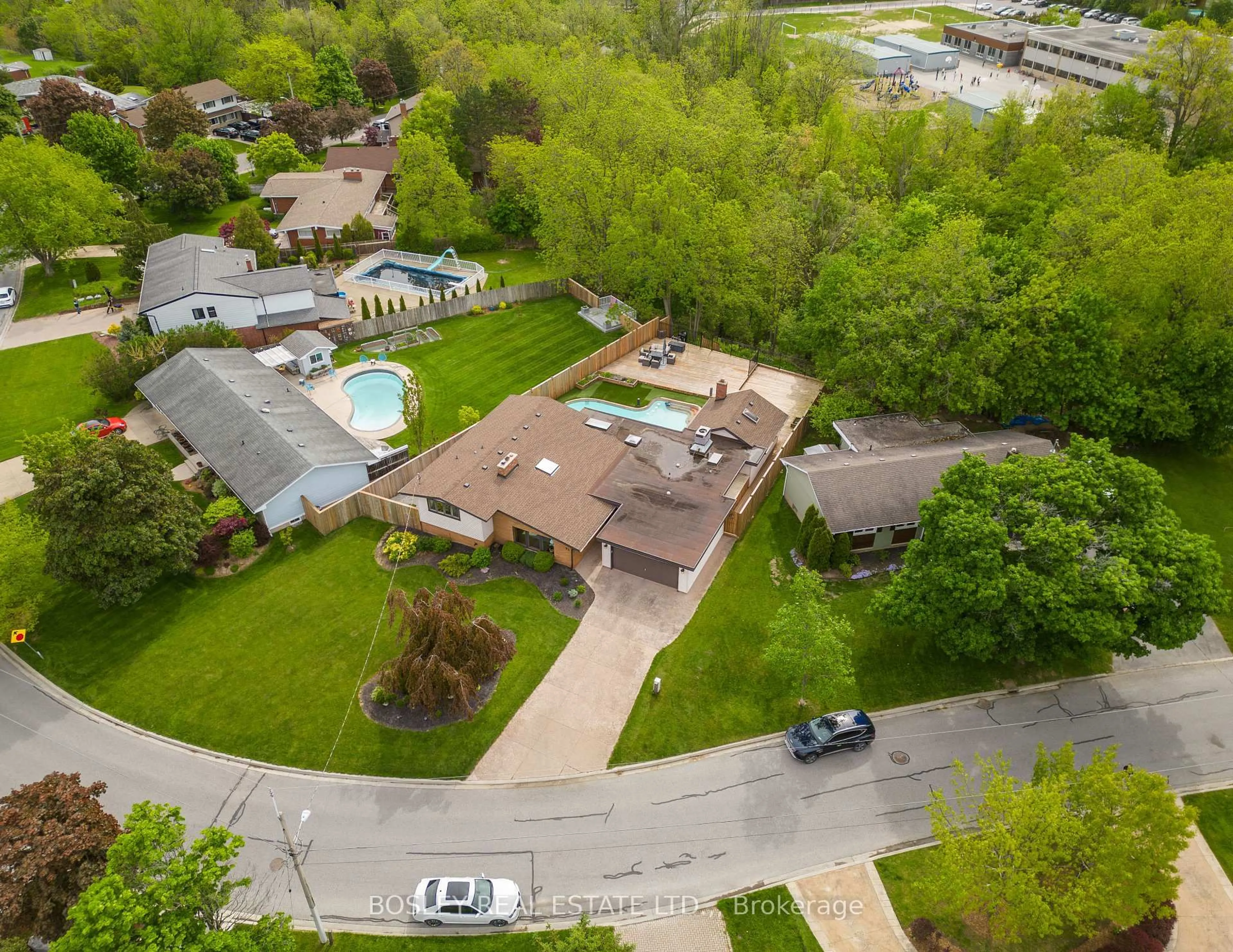 A pic from outside/outdoor area/front of a property/back of a property/a pic from drone, street for 93 Riverview Blvd, St. Catharines Ontario L2T 3M3