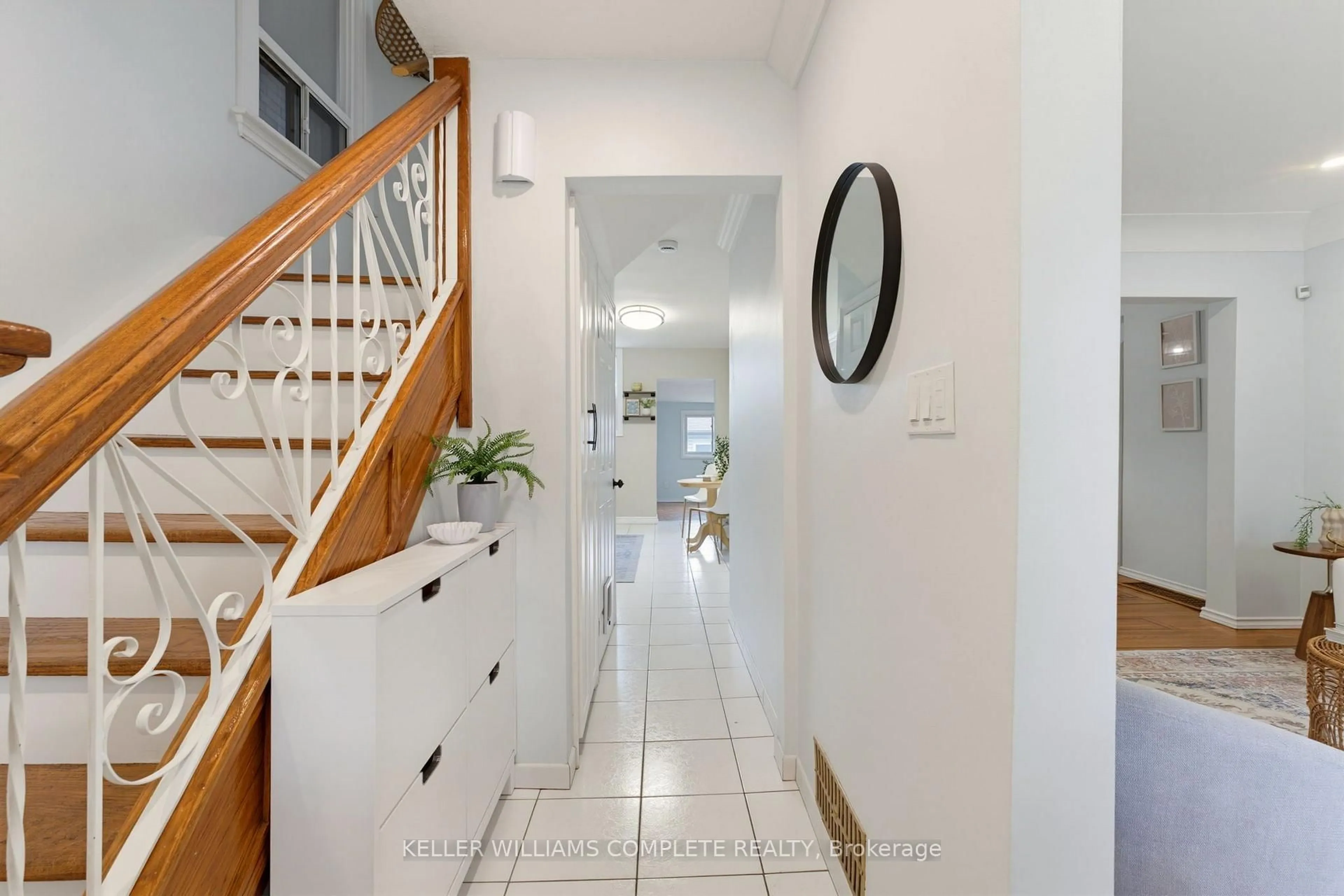 Indoor foyer for 23 Nightingale St, Hamilton Ontario L8L 1R5