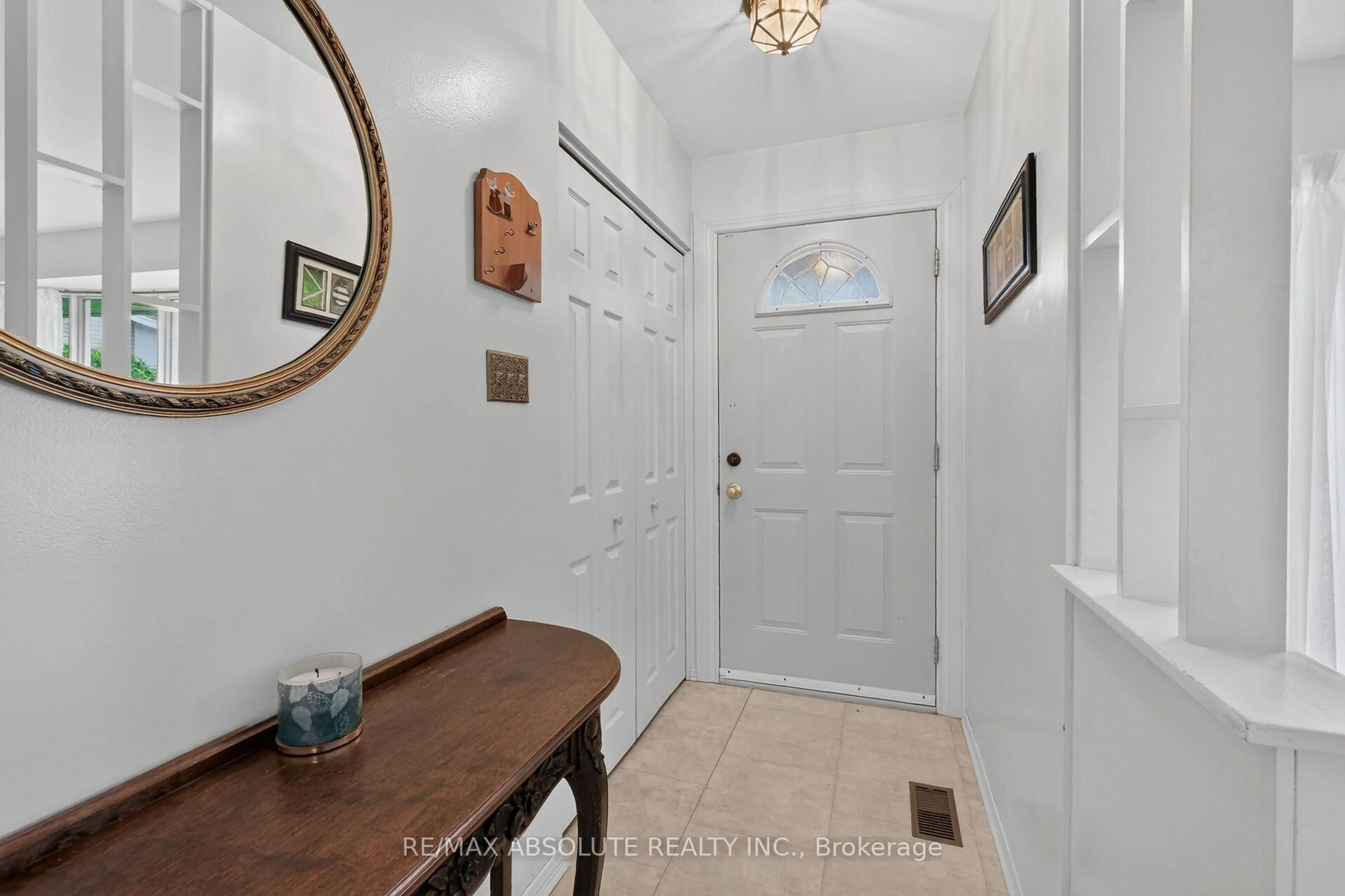Indoor entryway for 59 Evergreen Dr, Ottawa Ontario K2H 6C5