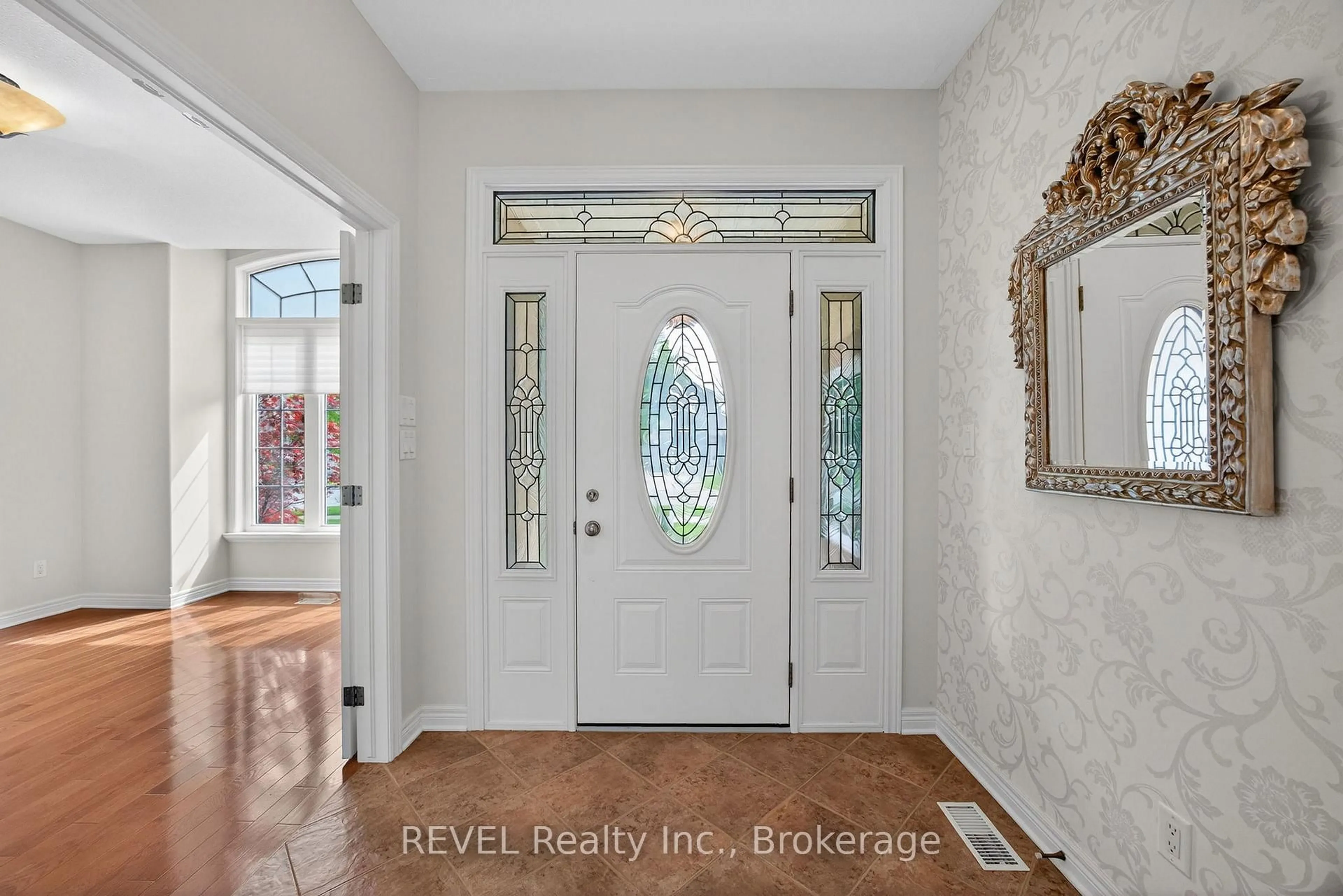 Indoor entryway for 30 Bianca Dr, Niagara-on-the-Lake Ontario L0S 1T0