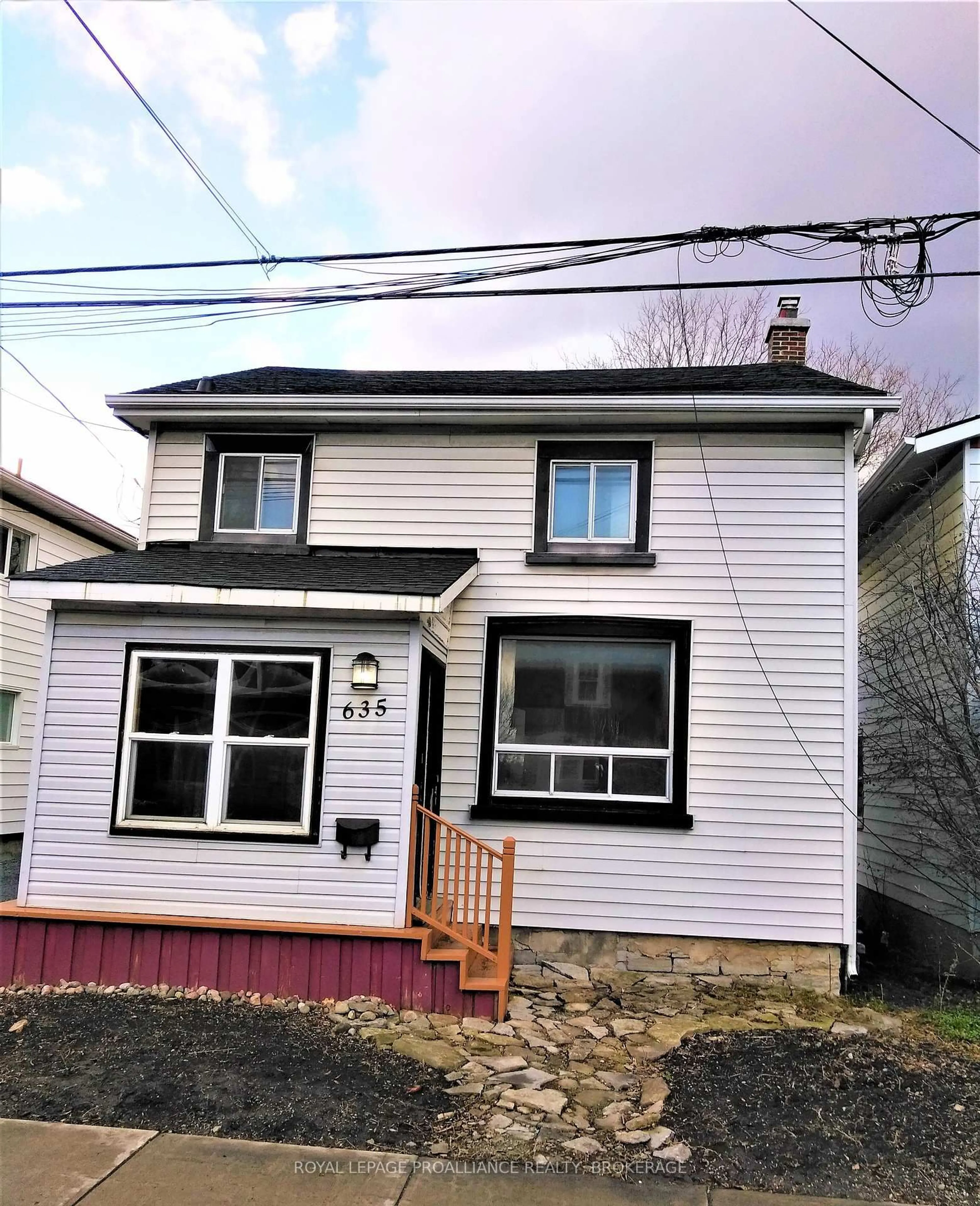 Home with vinyl exterior material, street for 635 Victoria St, Kingston Ontario K7K 4S3