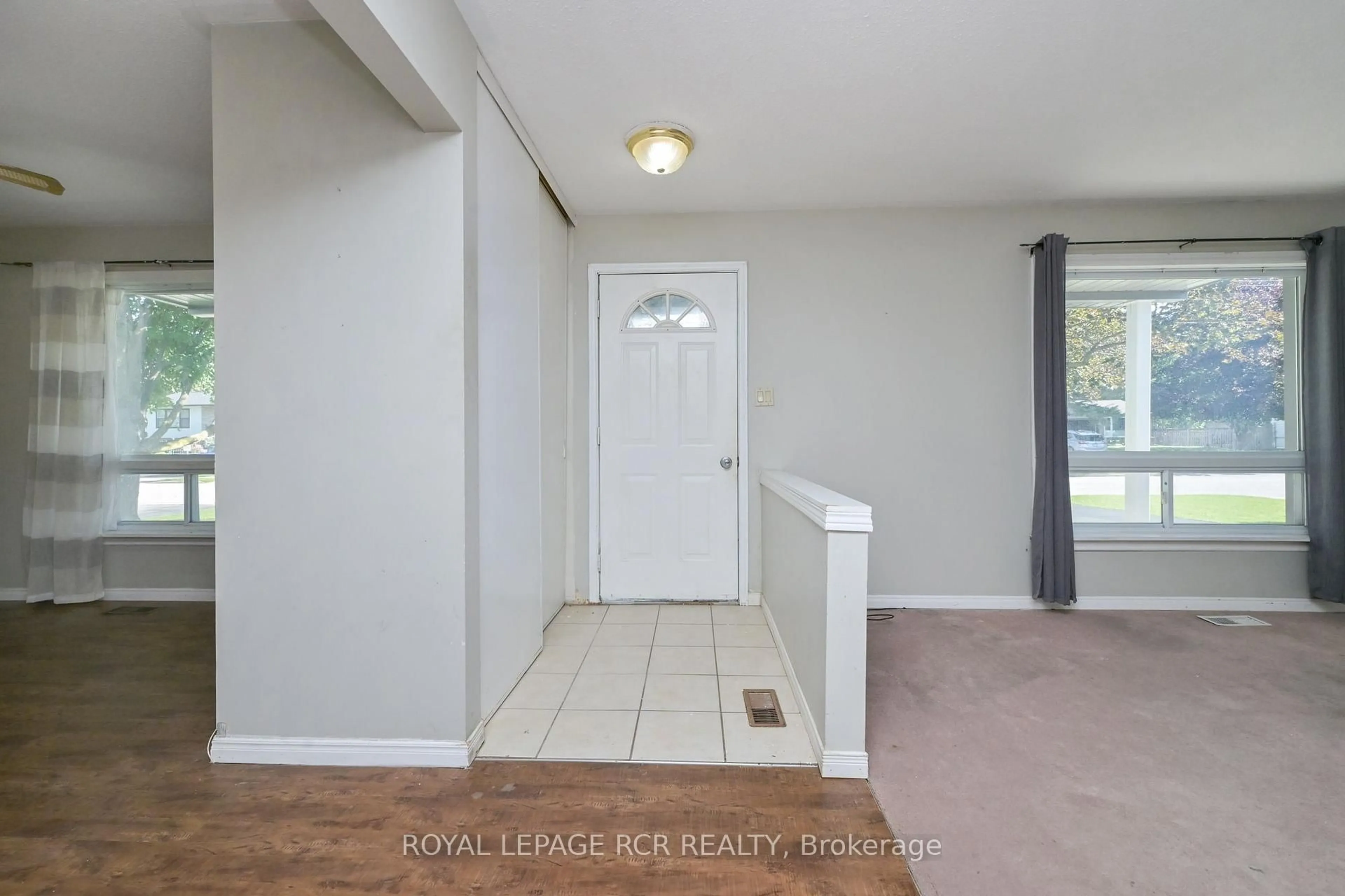 Indoor entryway for 116 Ann St, Shelburne Ontario L9V 2W8