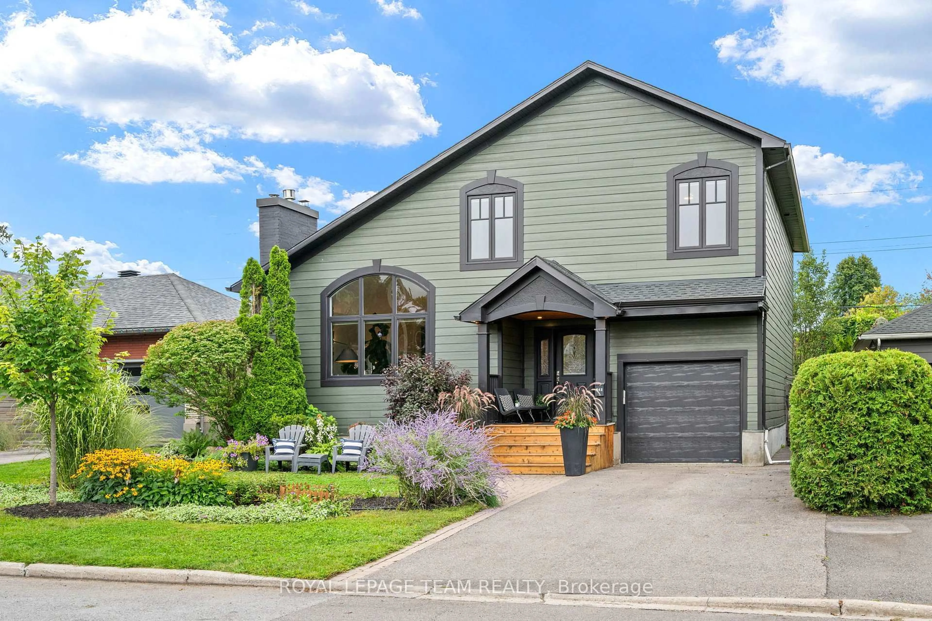 Home with vinyl exterior material, street for 642 Tillbury Ave, Ottawa Ontario K2A 1A1