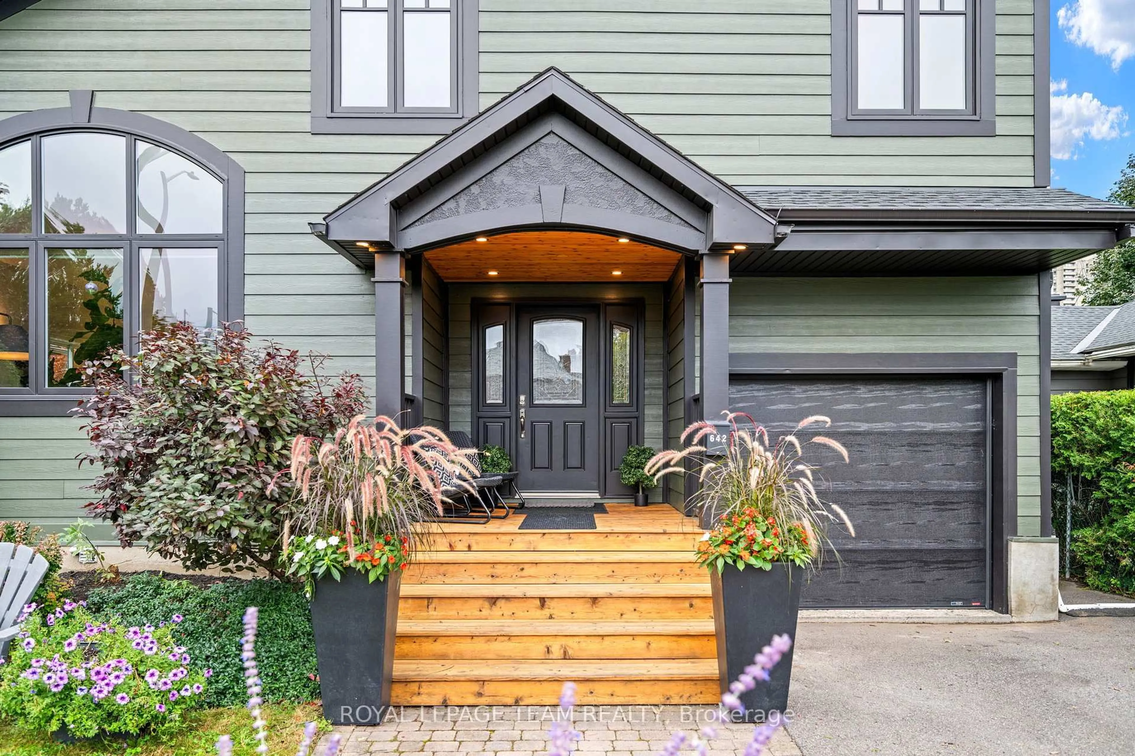 Indoor entryway for 642 Tillbury Ave, Ottawa Ontario K2A 1A1