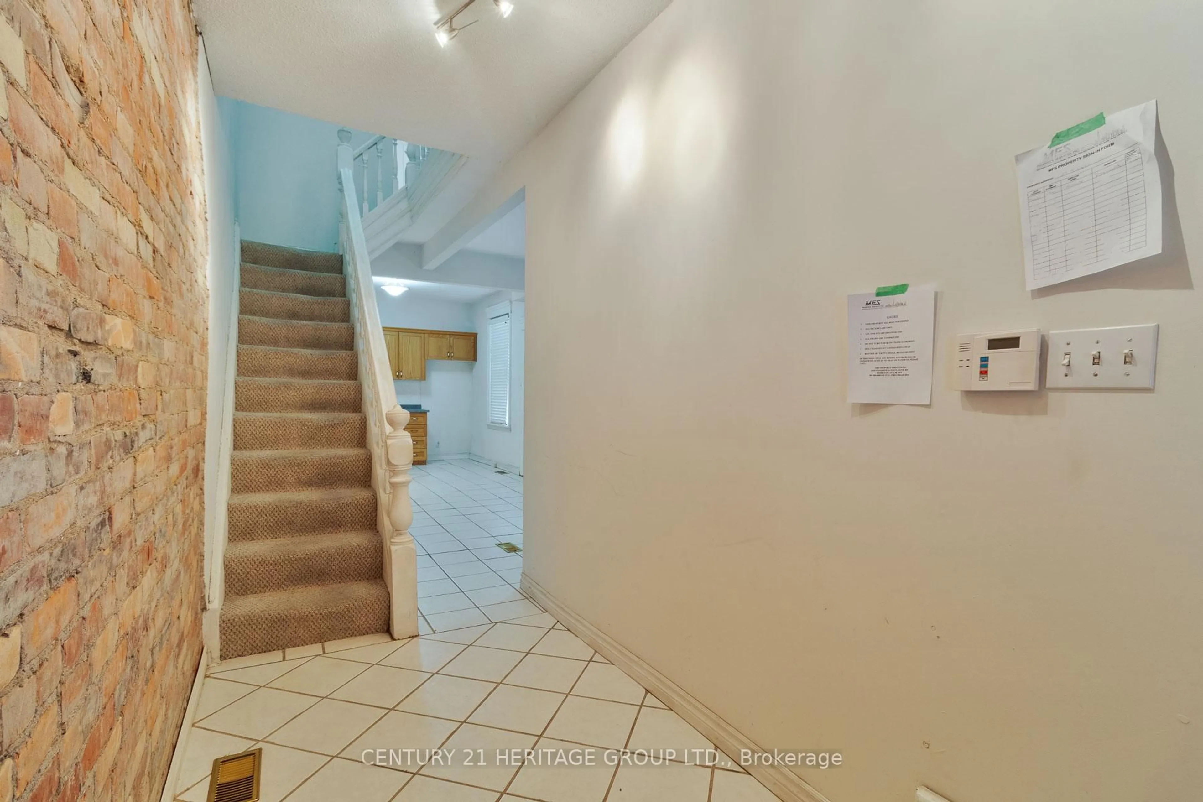 Indoor foyer for 27 Tisdale St, Hamilton Ontario L8L 5M3