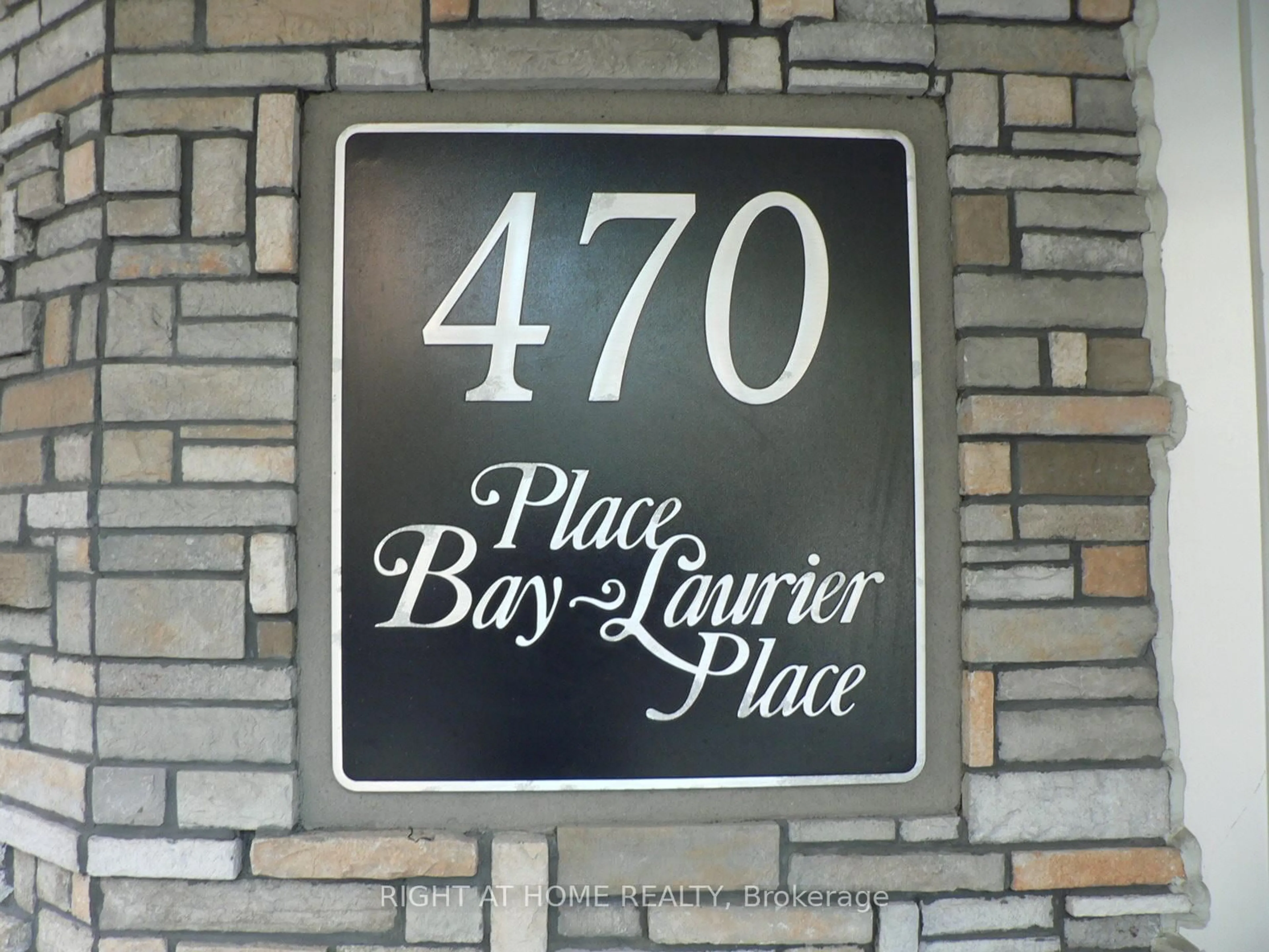 Indoor foyer for 470 Laurier Ave #706, Ottawa Ontario K1R 7W9
