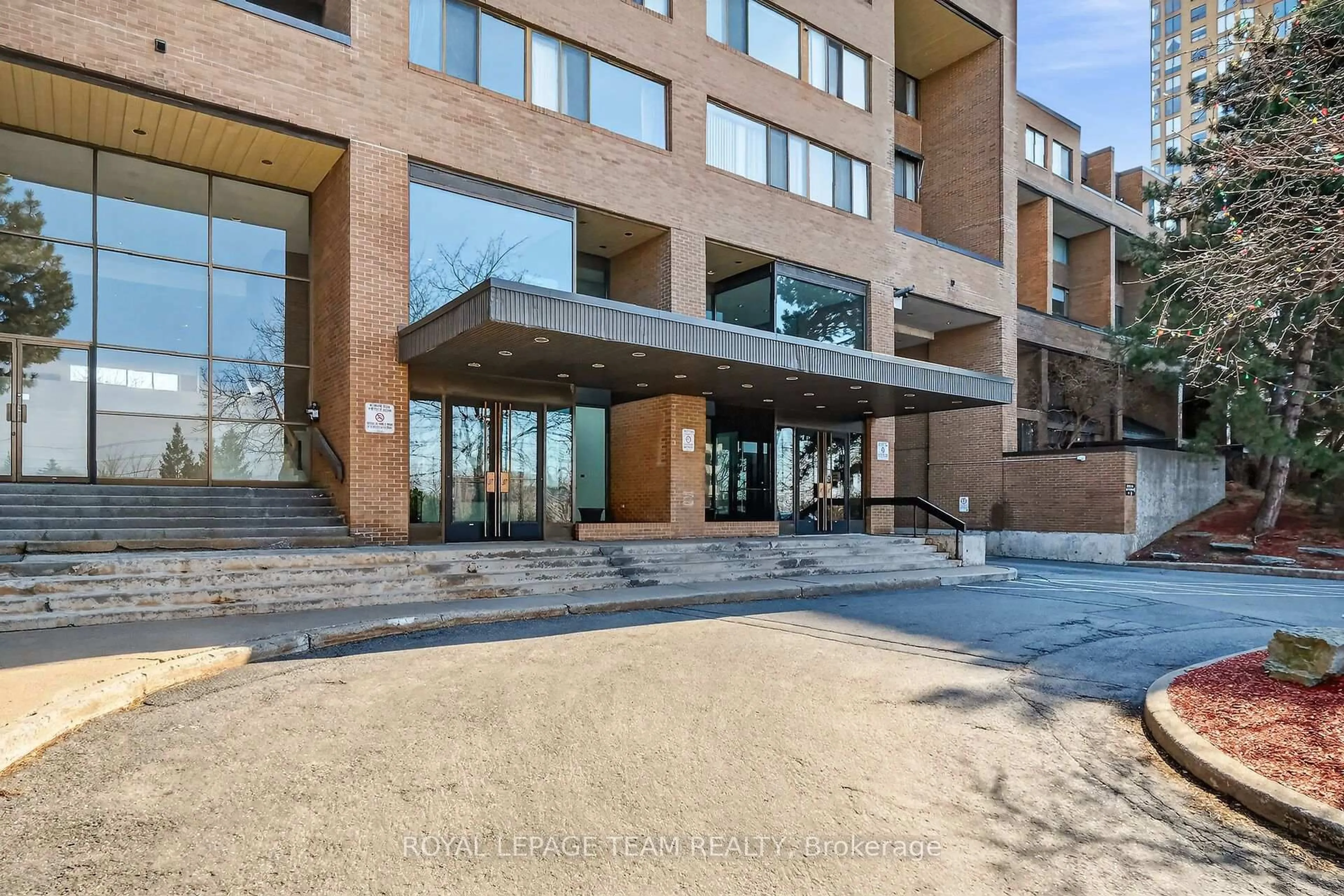 Indoor foyer for 515 St Laurent Blvd #1809, Ottawa Ontario K1K 3X5