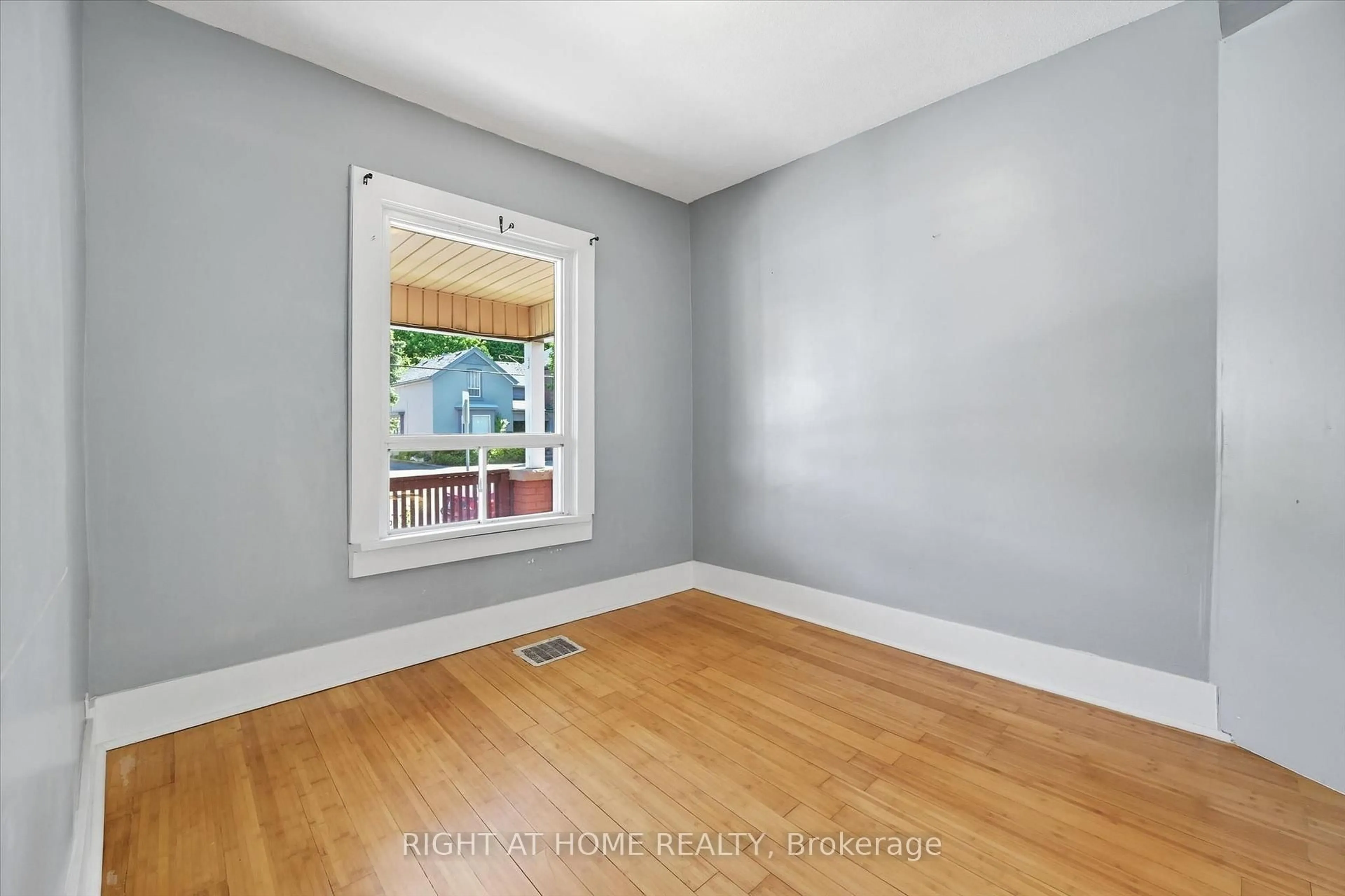 A pic of a room for 343 Cumberland Ave, Hamilton Ontario L8M 2A4