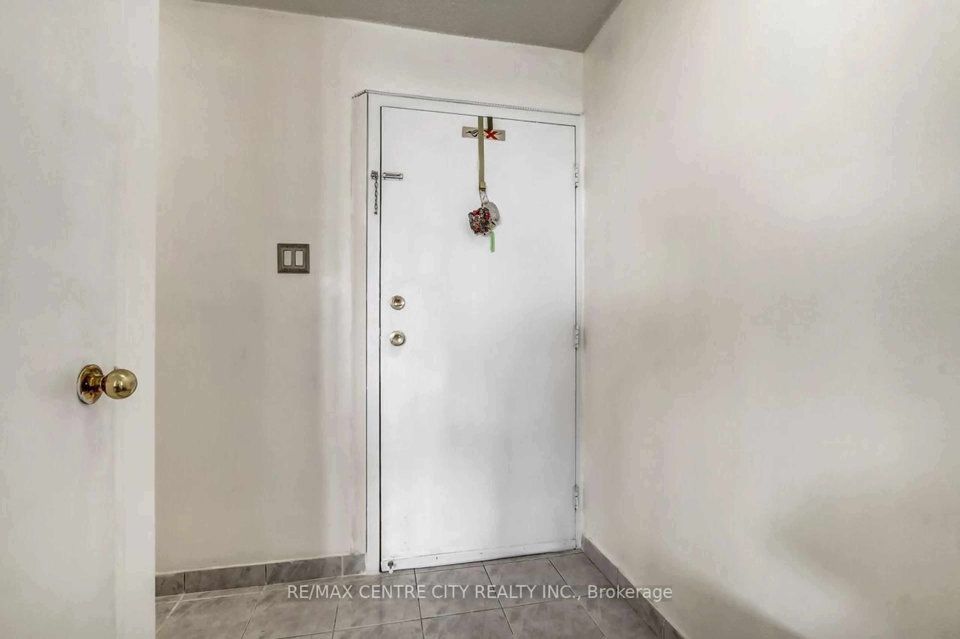 Indoor entryway for 1103 Jalna Blvd #606, London South Ontario N6E 2W8