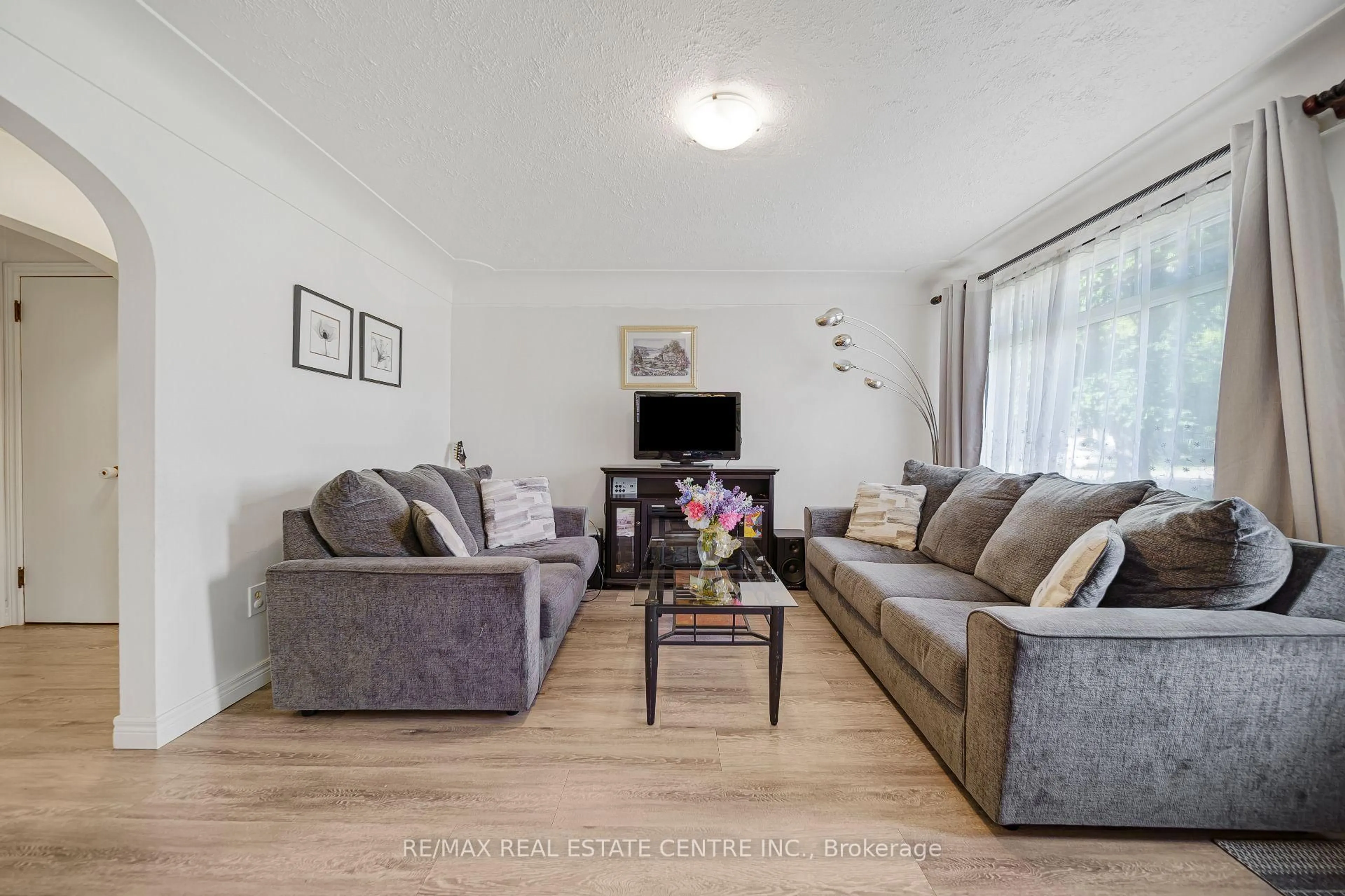 Living room with furniture, wood/laminate floor for 24 Park St, Aylmer Ontario N5H 2P3