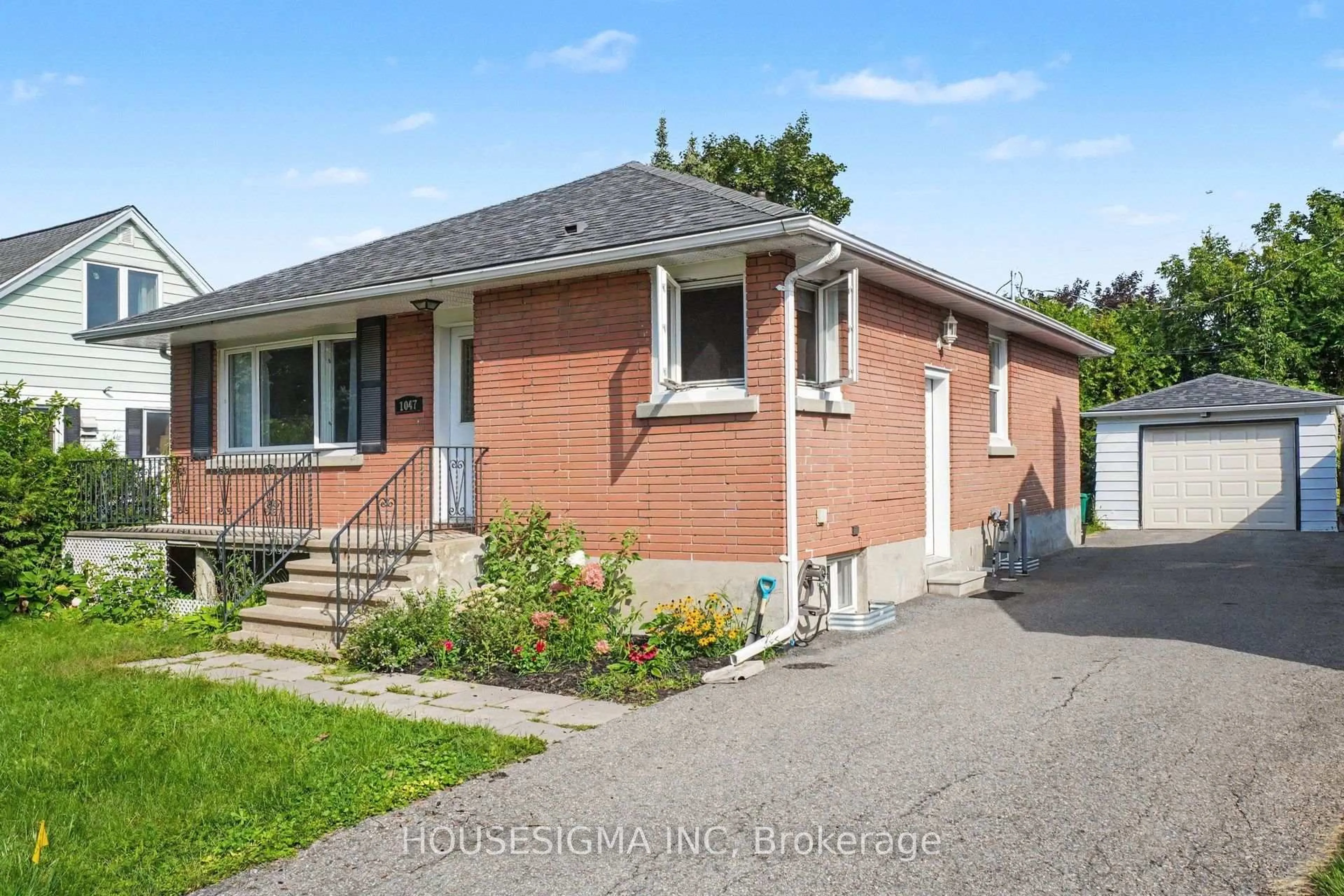 Home with brick exterior material, street for 1047 Richard Ave, Ottawa Ontario K1H 8C3