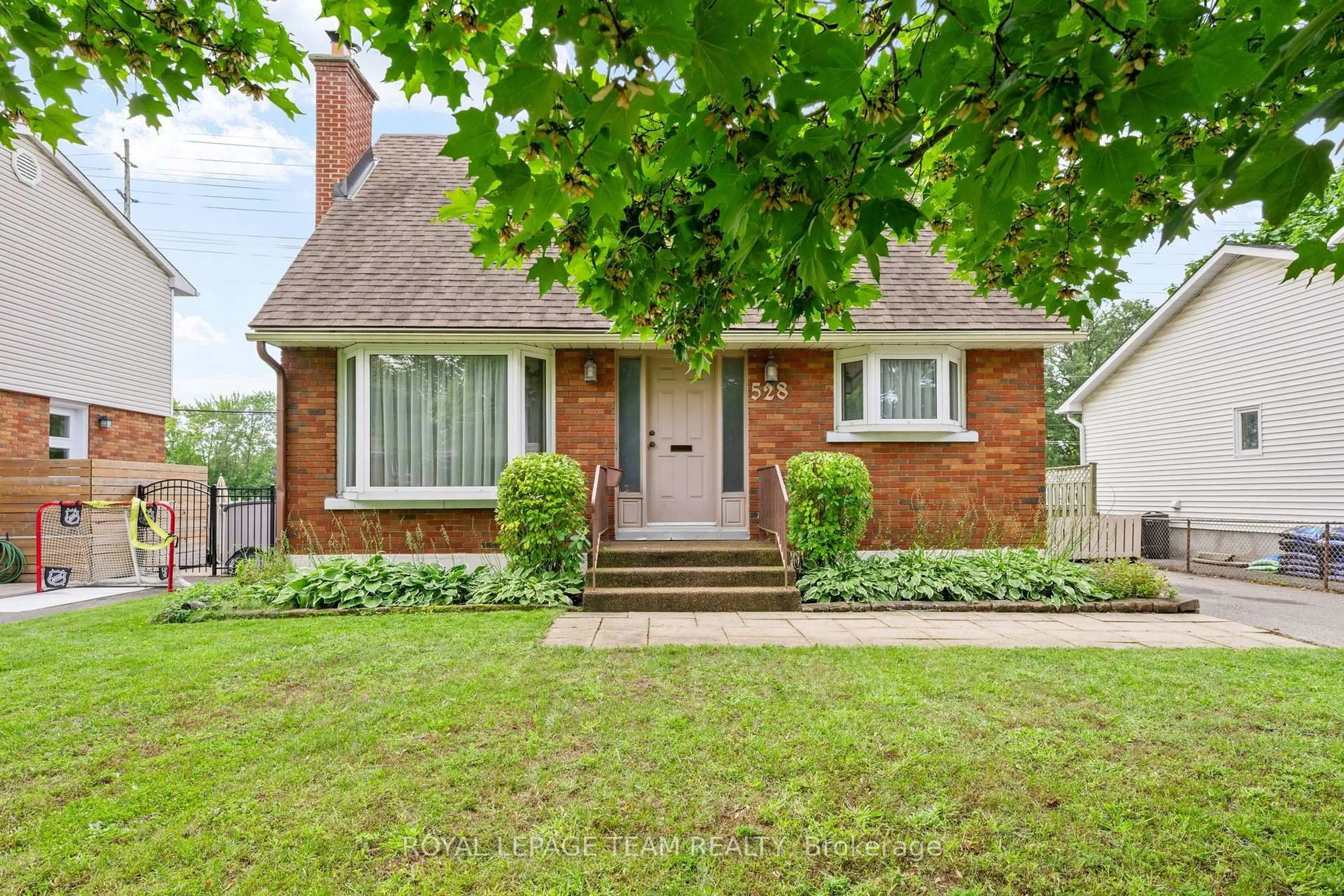 Home with brick exterior material, street for 528 Browning Ave, Ottawa Ontario K1G 0T4