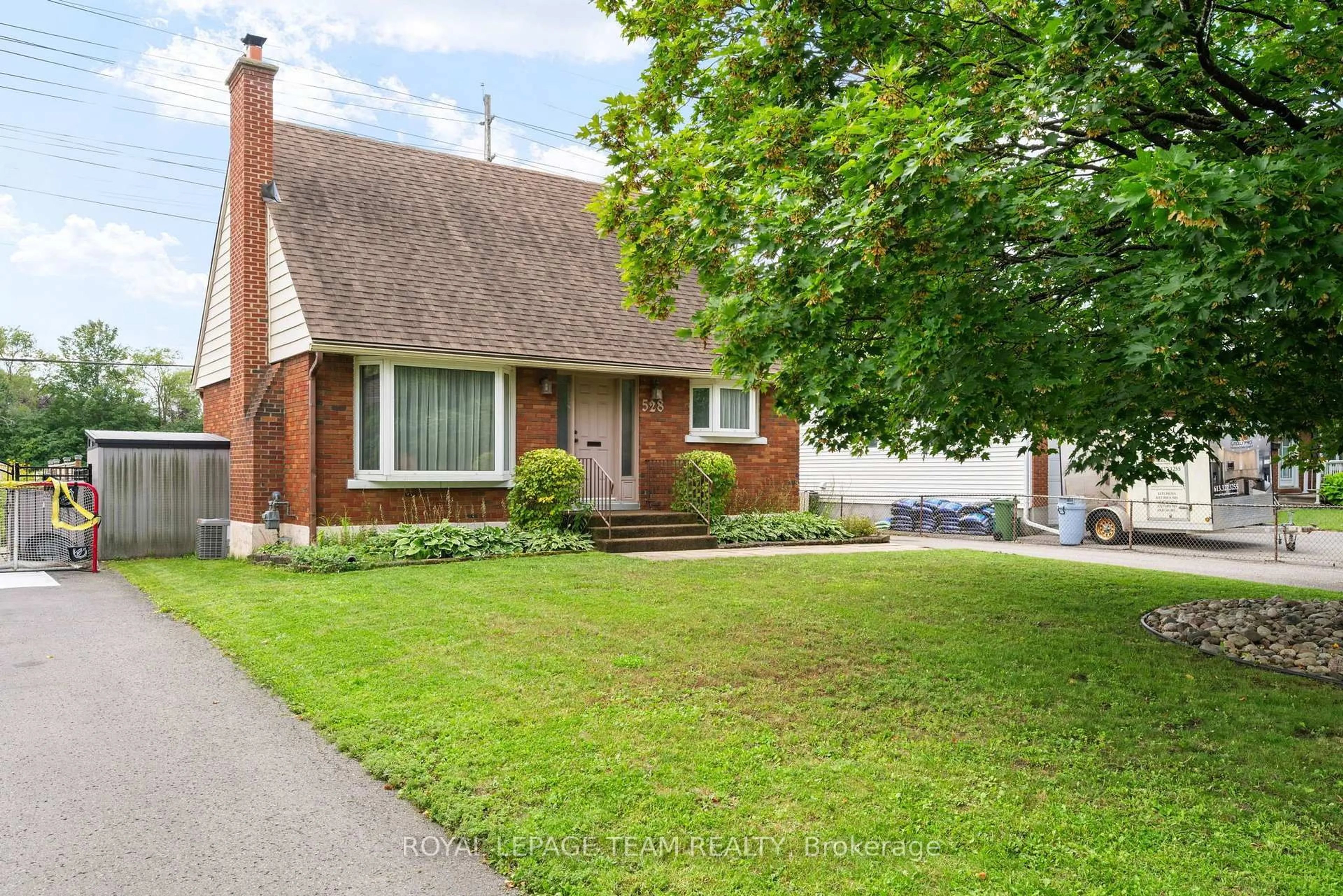 Home with brick exterior material, street for 528 Browning Ave, Ottawa Ontario K1G 0T4