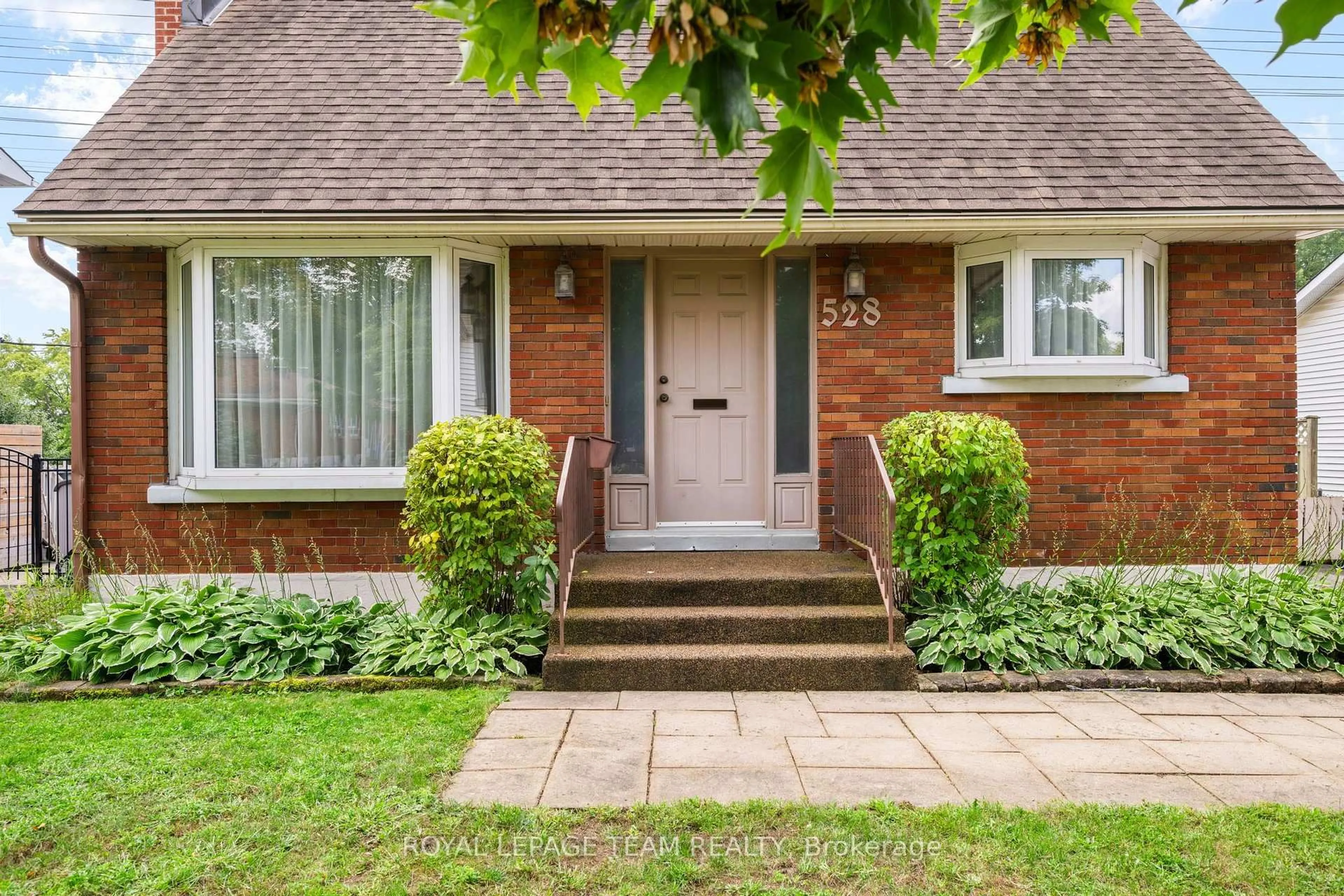 Home with brick exterior material, street for 528 Browning Ave, Ottawa Ontario K1G 0T4