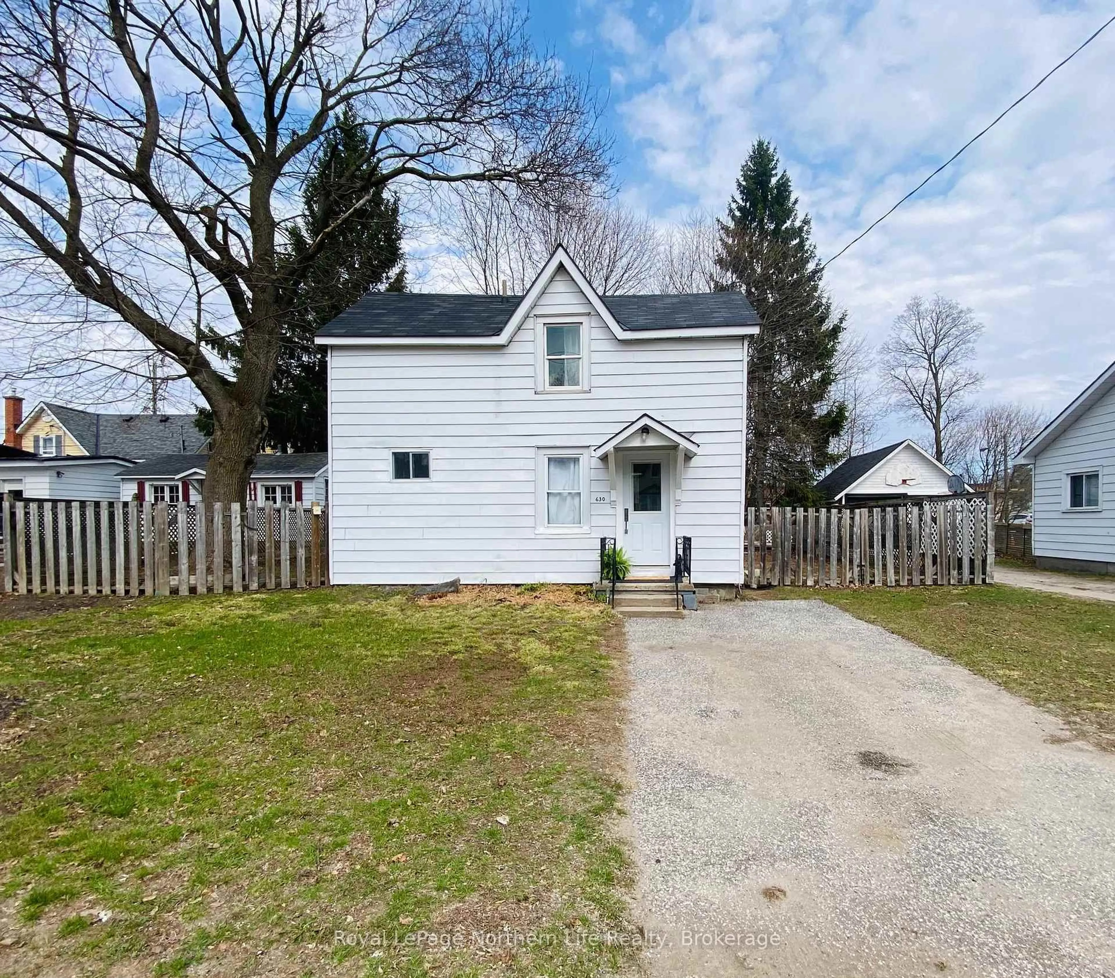 A pic from outside/outdoor area/front of a property/back of a property/a pic from drone, street for 630 First St, Gravenhurst Ontario P1P 1K1