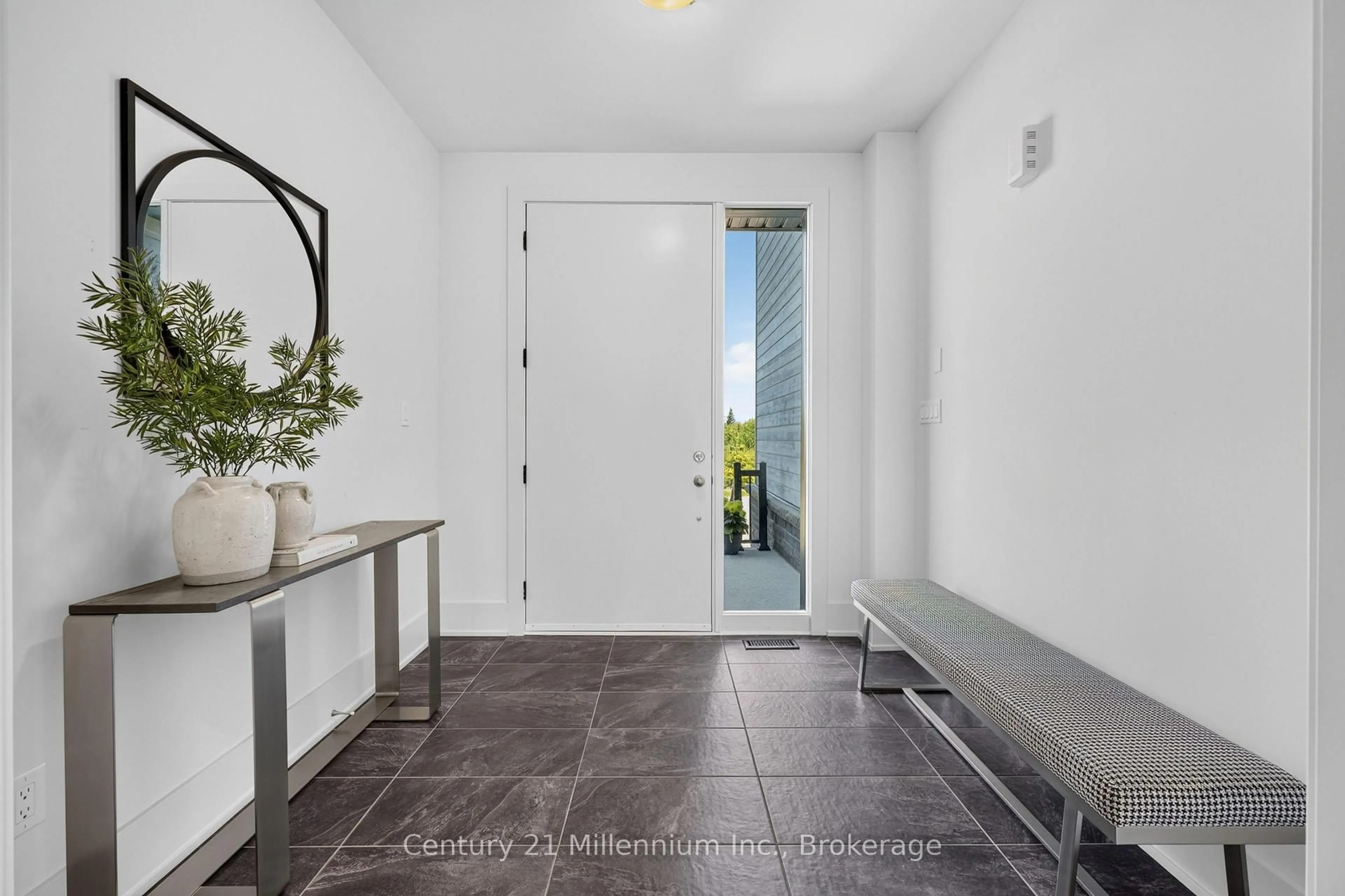 Indoor entryway for 126 Tekiah Rd, Blue Mountains Ontario N0H 1J0