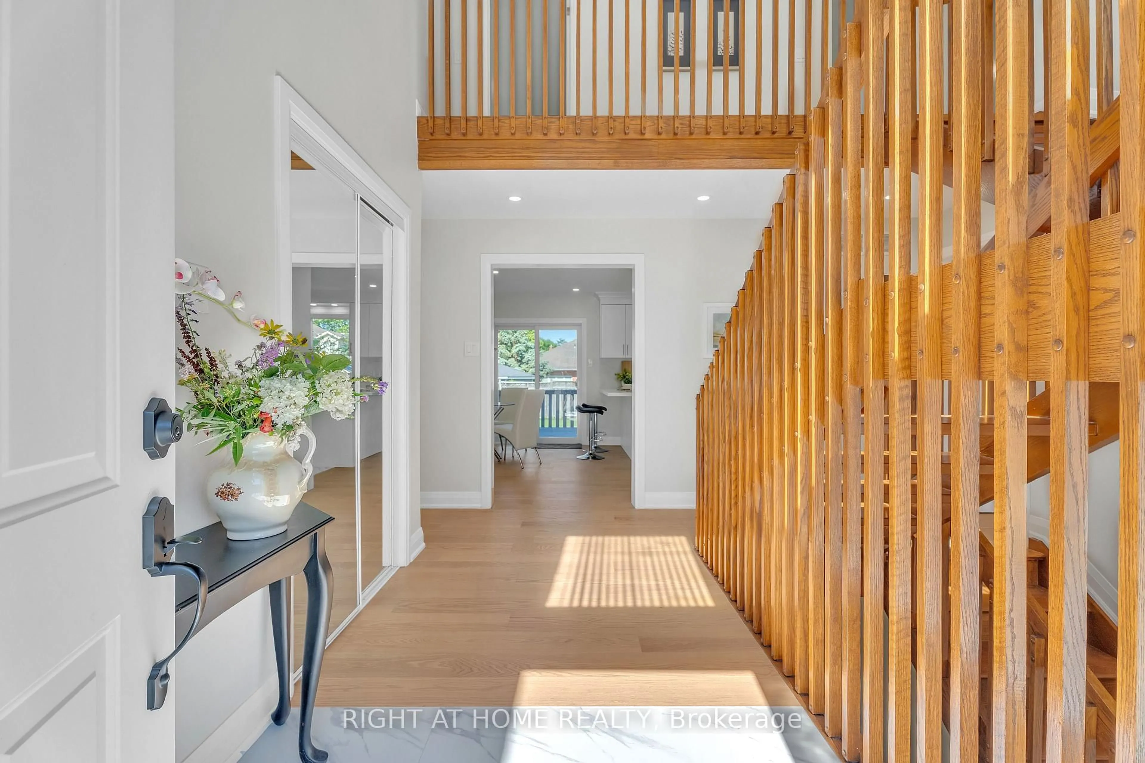 Indoor entryway for 26 GRASMERE Cres, London North Ontario N6G 4P2