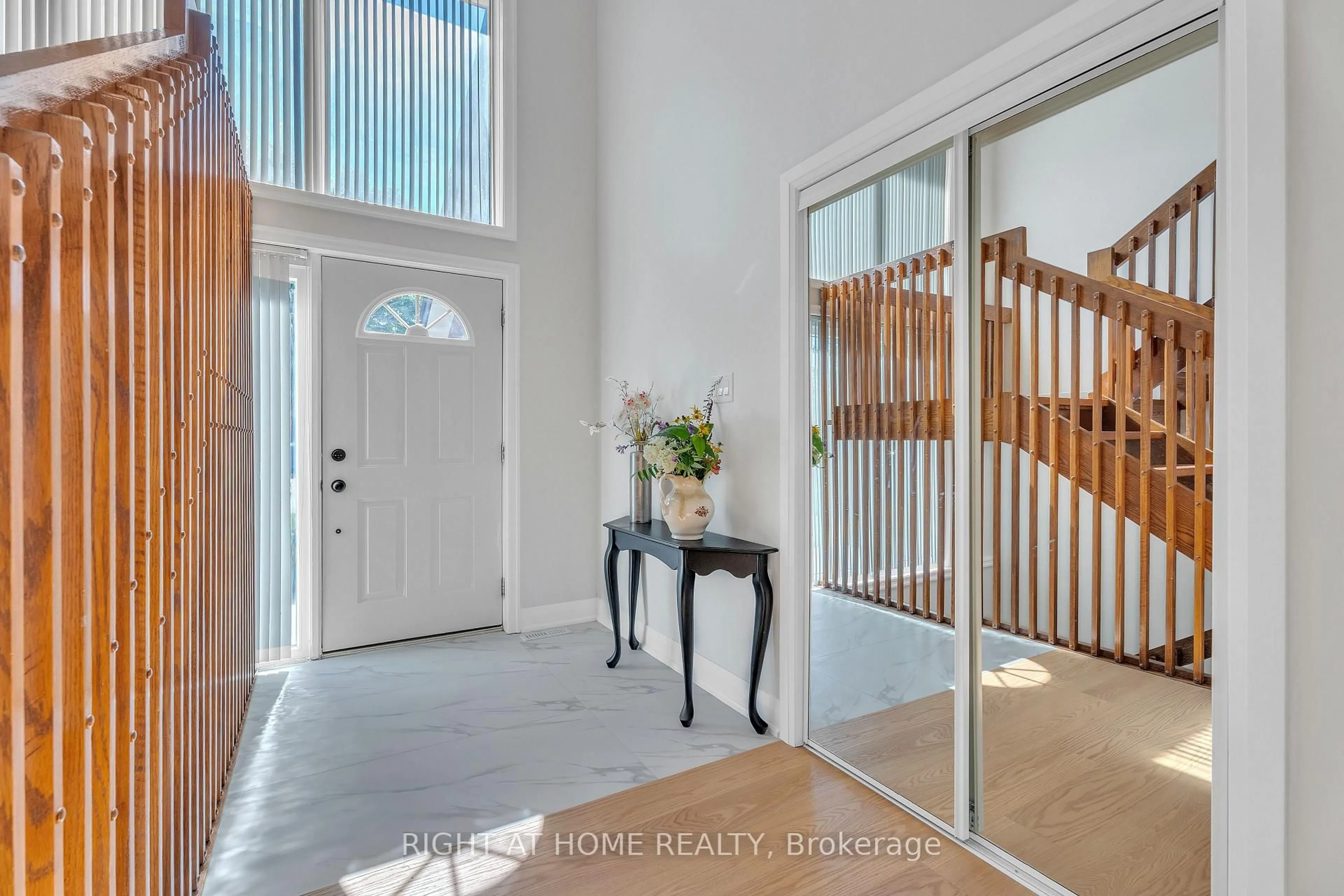 Indoor entryway for 26 GRASMERE Cres, London North Ontario N6G 4P2
