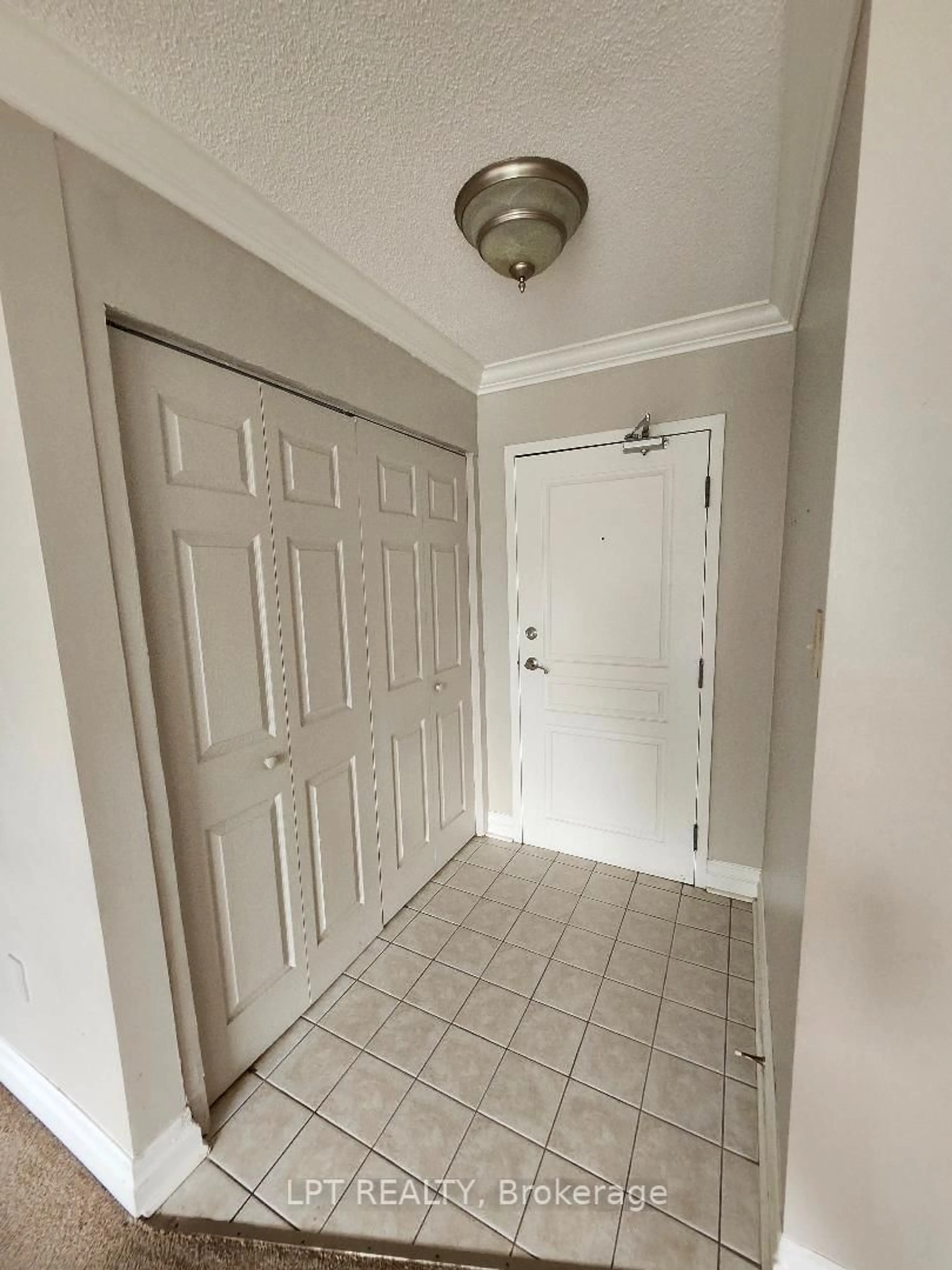 Indoor entryway for 1265 Bentley Dr #204, London East Ontario N5V 4M4