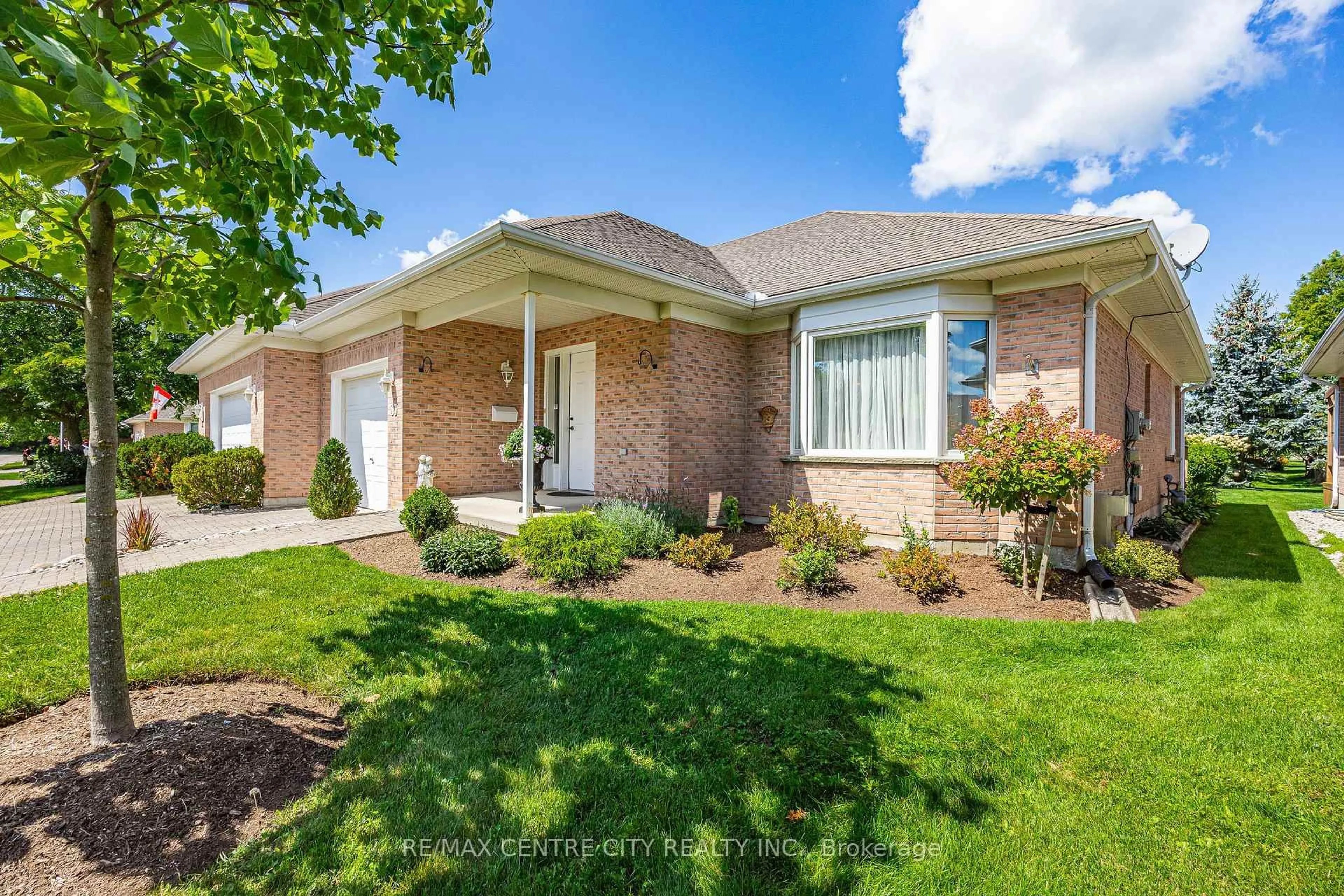 Home with brick exterior material, street for 33 Ilderbrook Circ, Middlesex Centre Ontario N0M 2A0