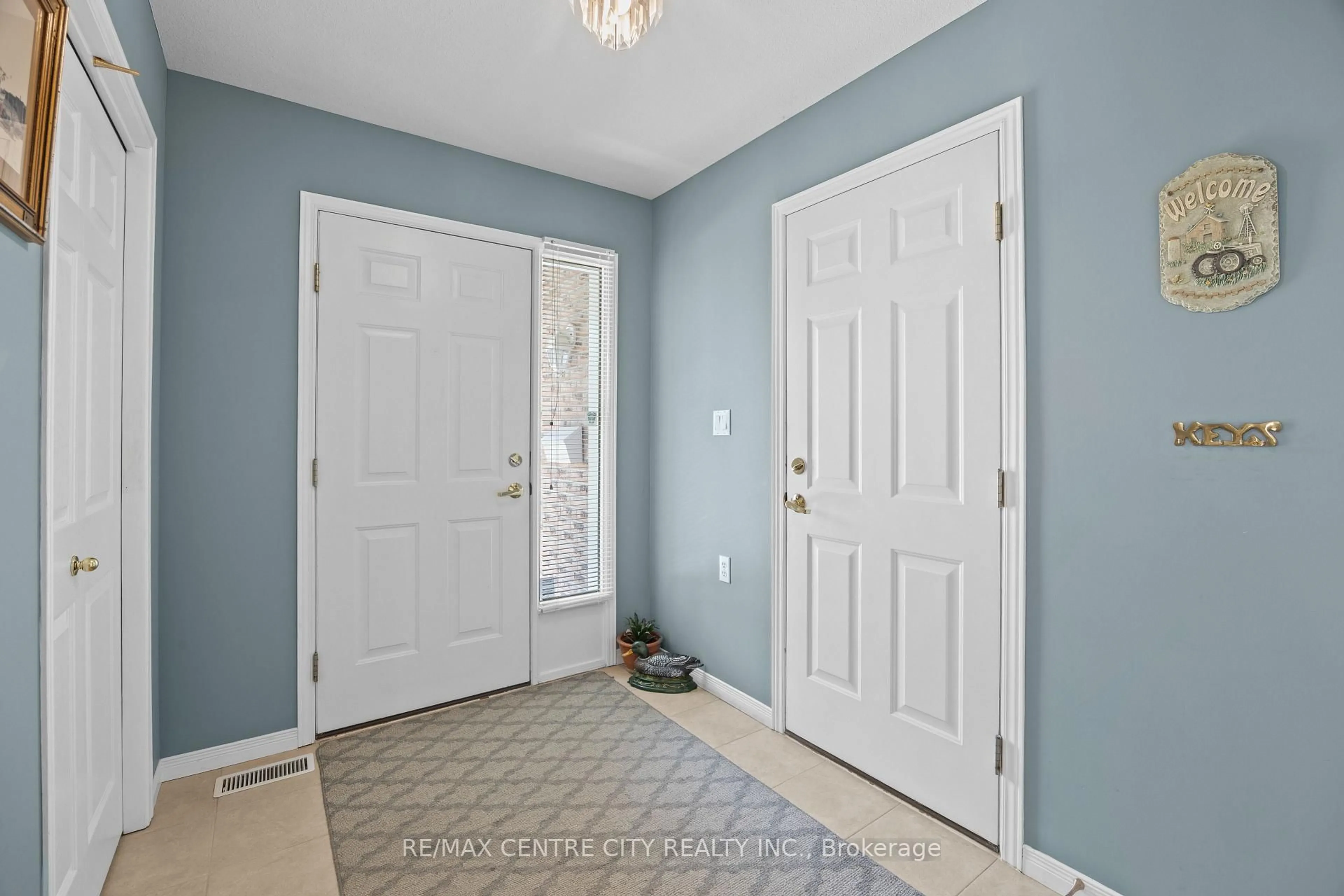 Indoor entryway for 33 Ilderbrook Circ, Middlesex Centre Ontario N0M 2A0