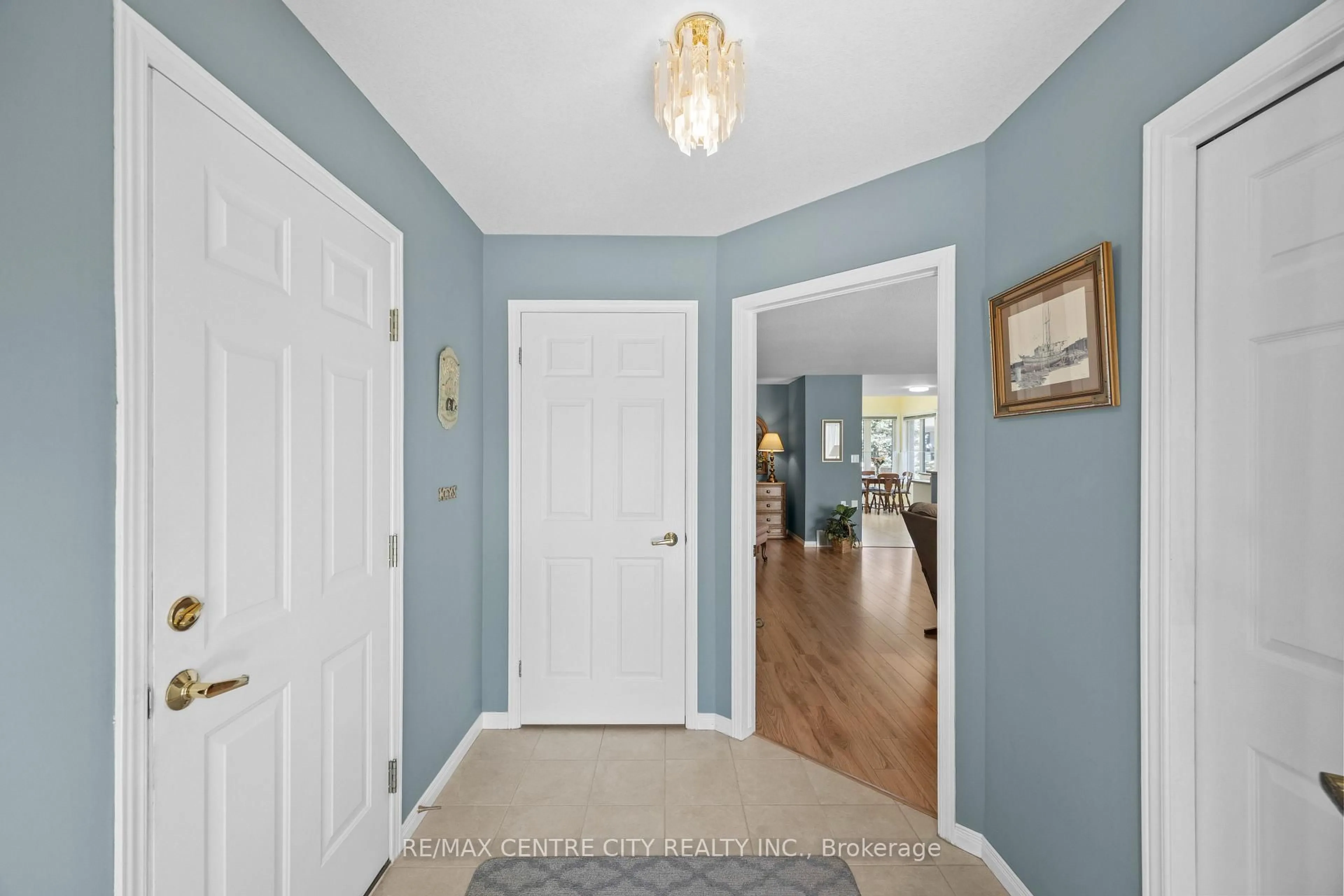 Indoor entryway for 33 Ilderbrook Circ, Middlesex Centre Ontario N0M 2A0