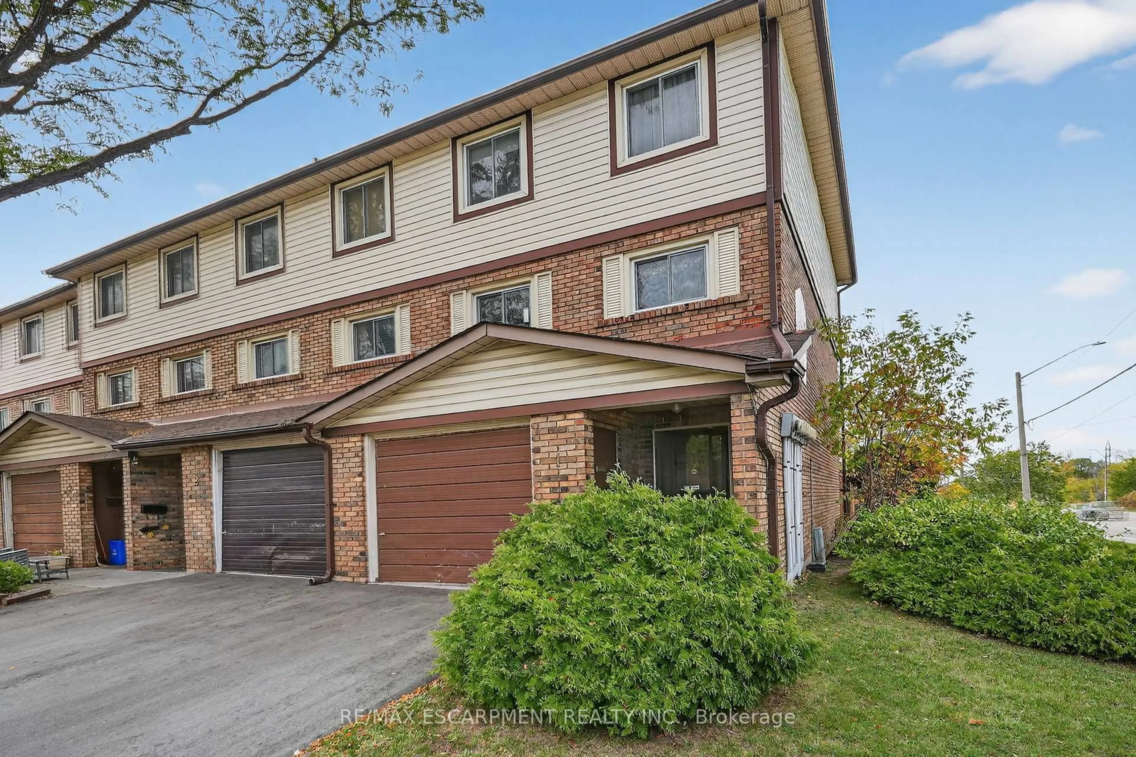 A pic from outside/outdoor area/front of a property/back of a property/a pic from drone, street for 34 Bow Valley Dr #1, Hamilton Ontario L8E 3L4