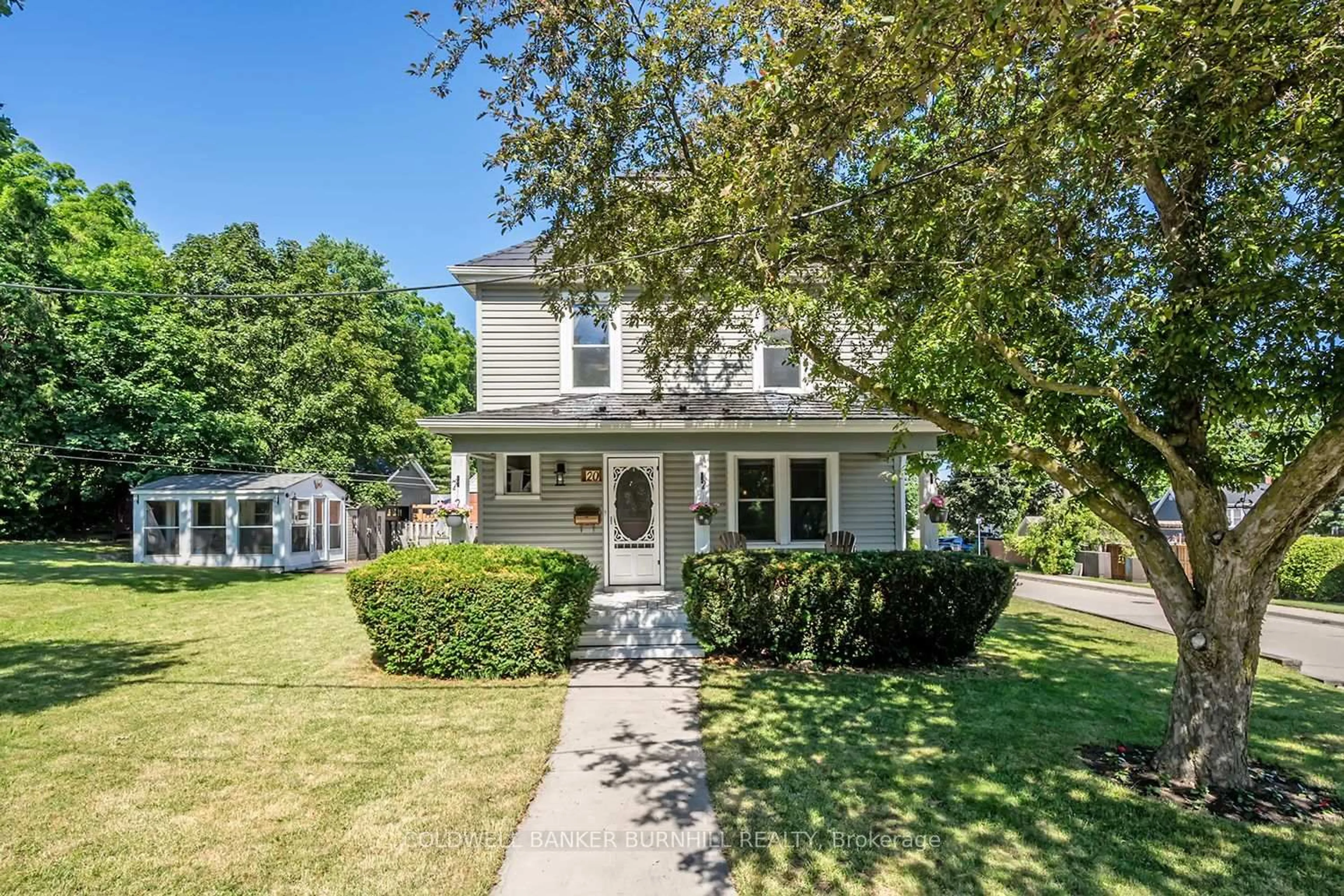 Home with vinyl exterior material, street for 20 Wardrope Ave, Hamilton Ontario L8G 1S2