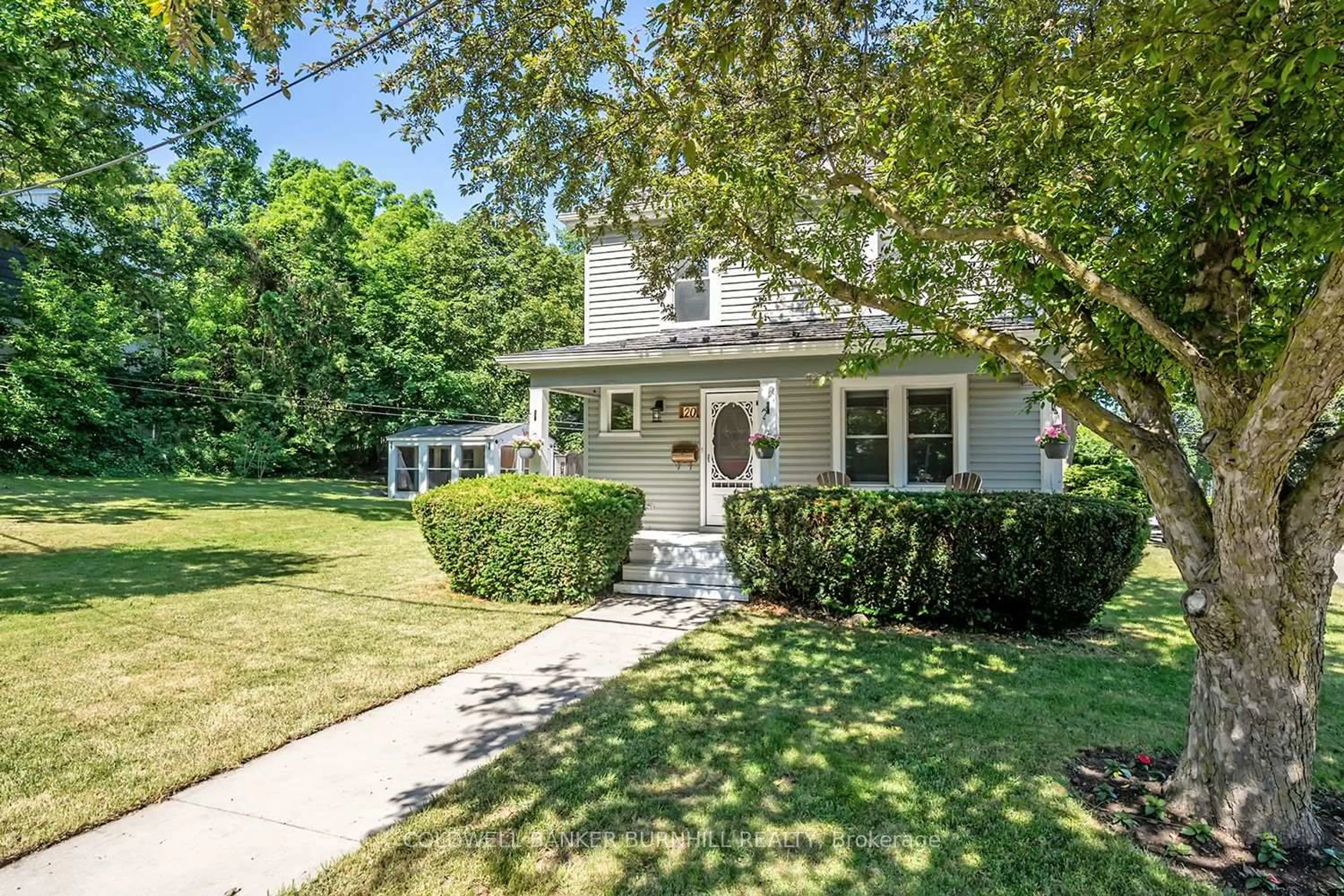 Home with vinyl exterior material, street for 20 Wardrope Ave, Hamilton Ontario L8G 1S2