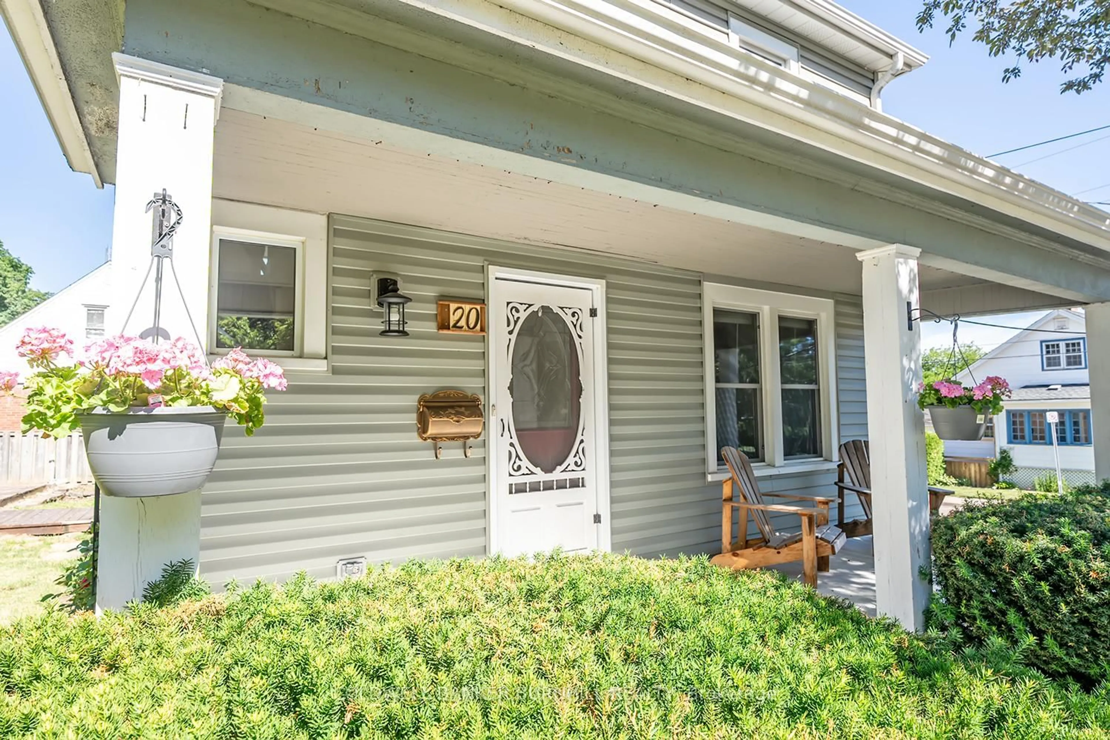 Home with vinyl exterior material, street for 20 Wardrope Ave, Hamilton Ontario L8G 1S2