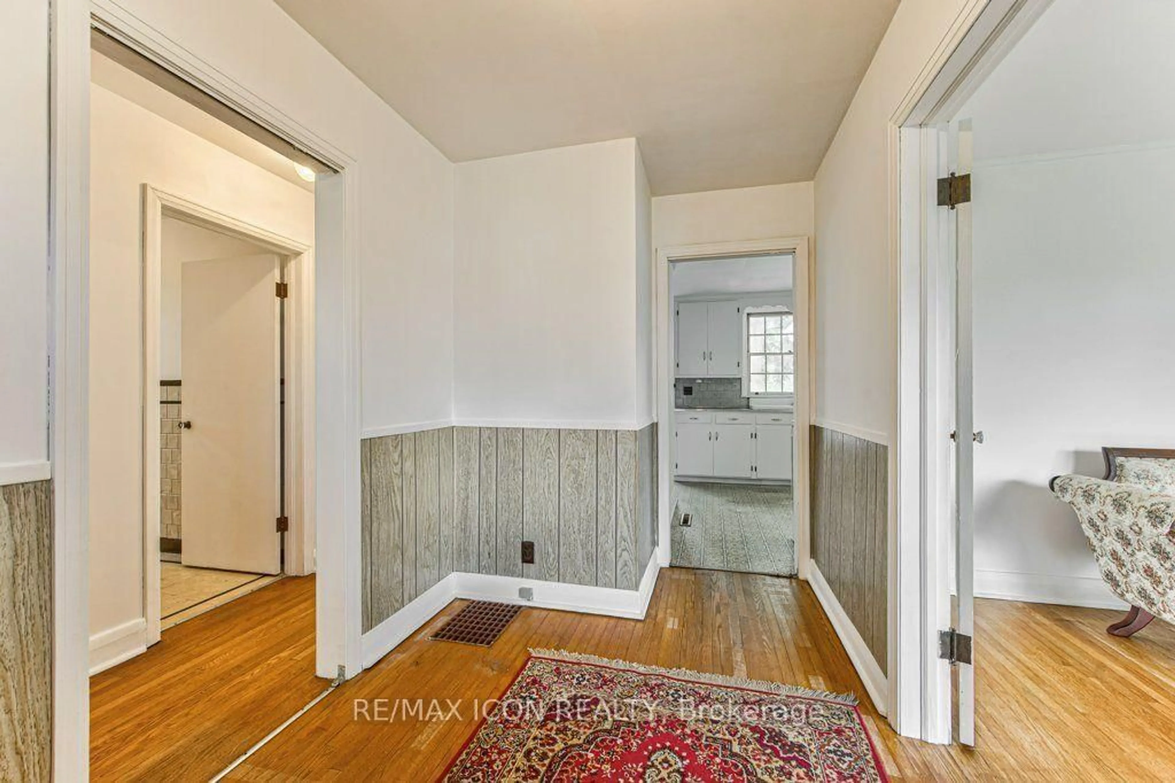 Indoor entryway for 321 Highland Park, Cambridge Ontario N3H 3H8
