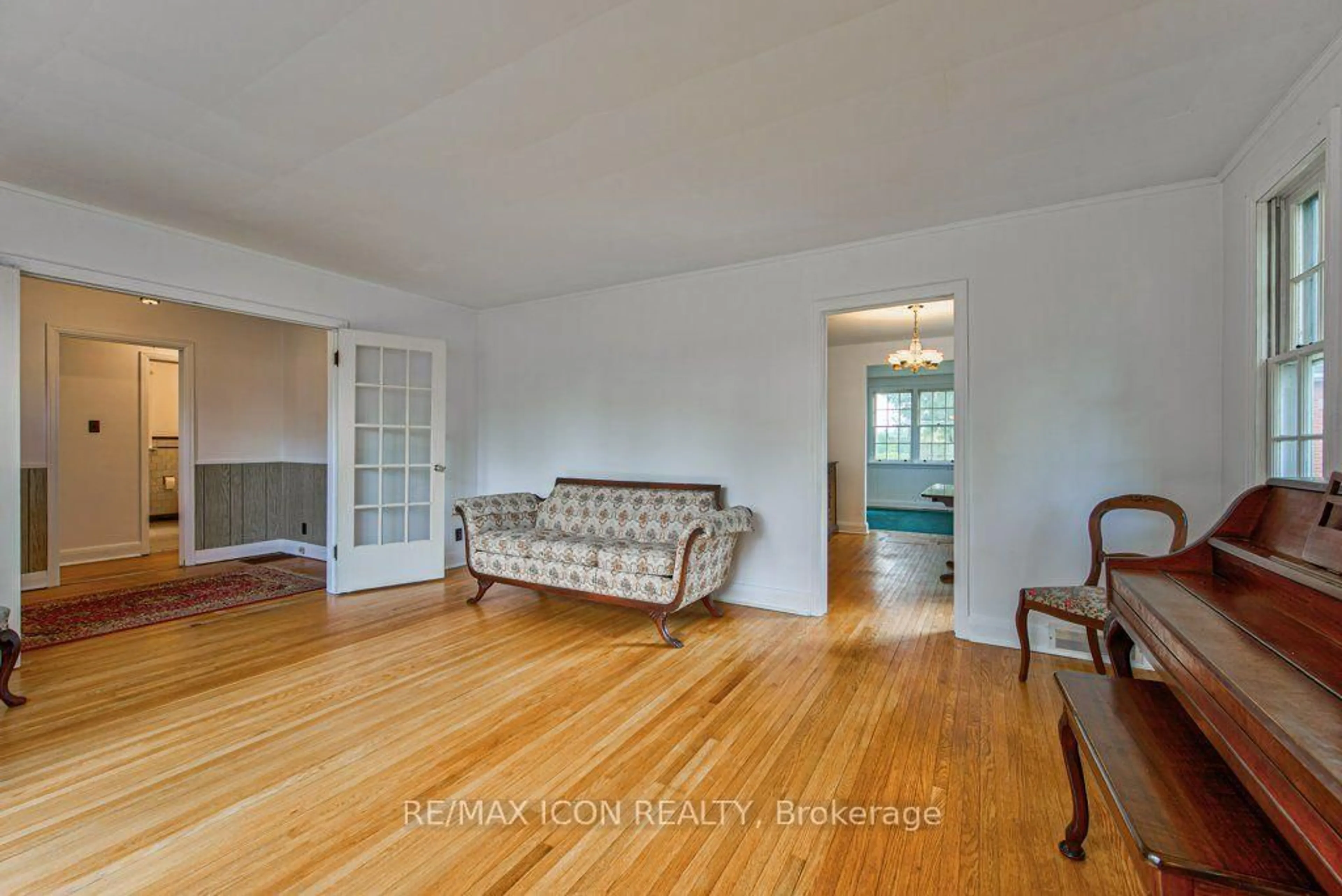 Living room with furniture, unknown for 321 Highland Park, Cambridge Ontario N3H 3H8