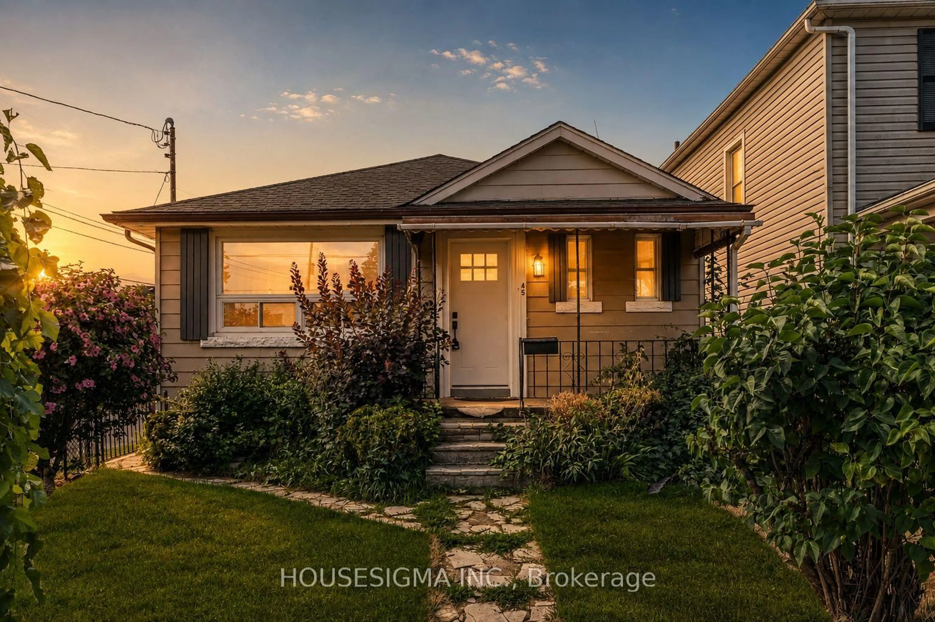 Home with vinyl exterior material, street for 45 Albert St, Welland Ontario L3B 4L1