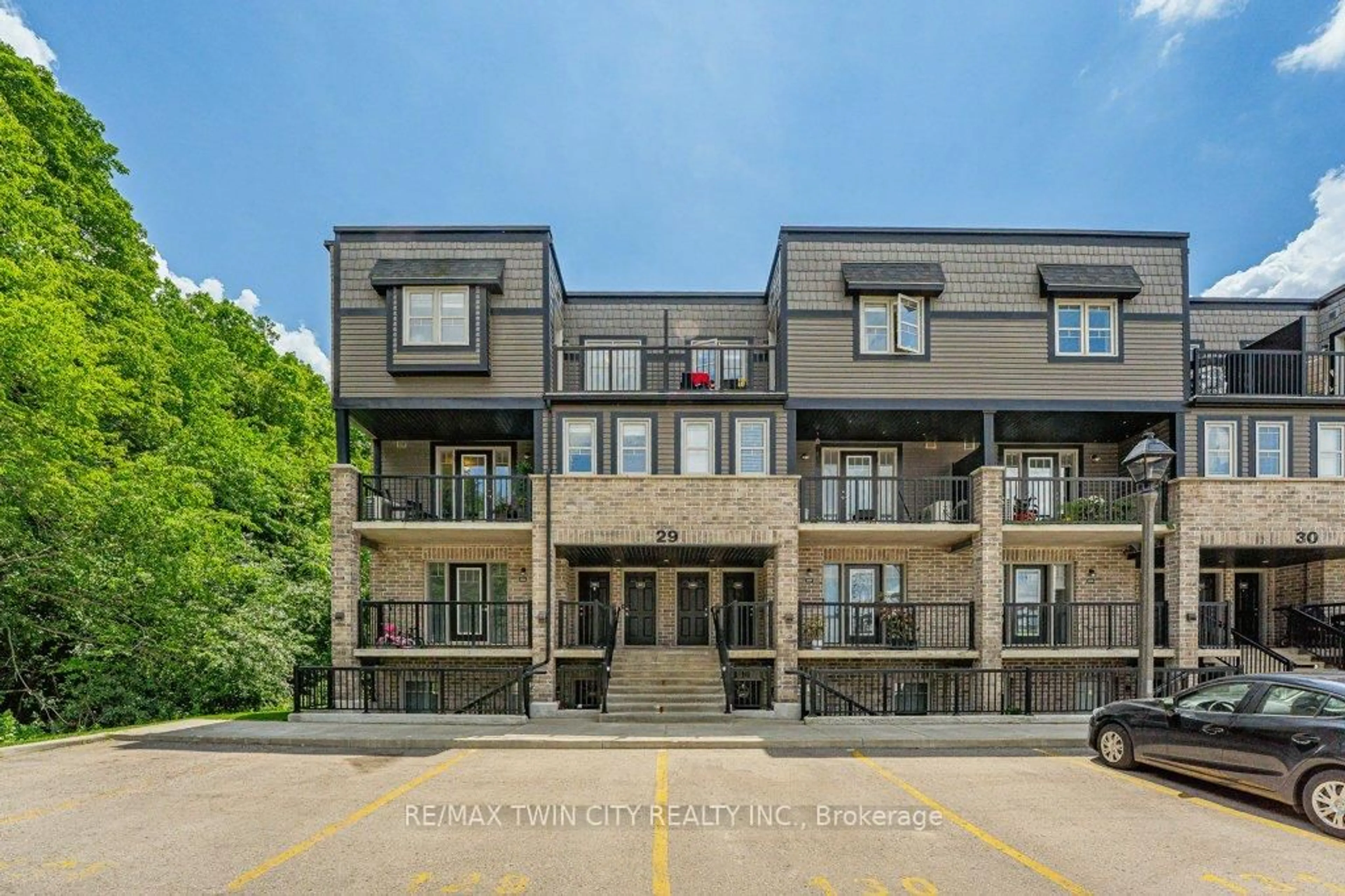 Patio, building for 1989 Ottawa St #29B, Kitchener Ontario N2E 0G7