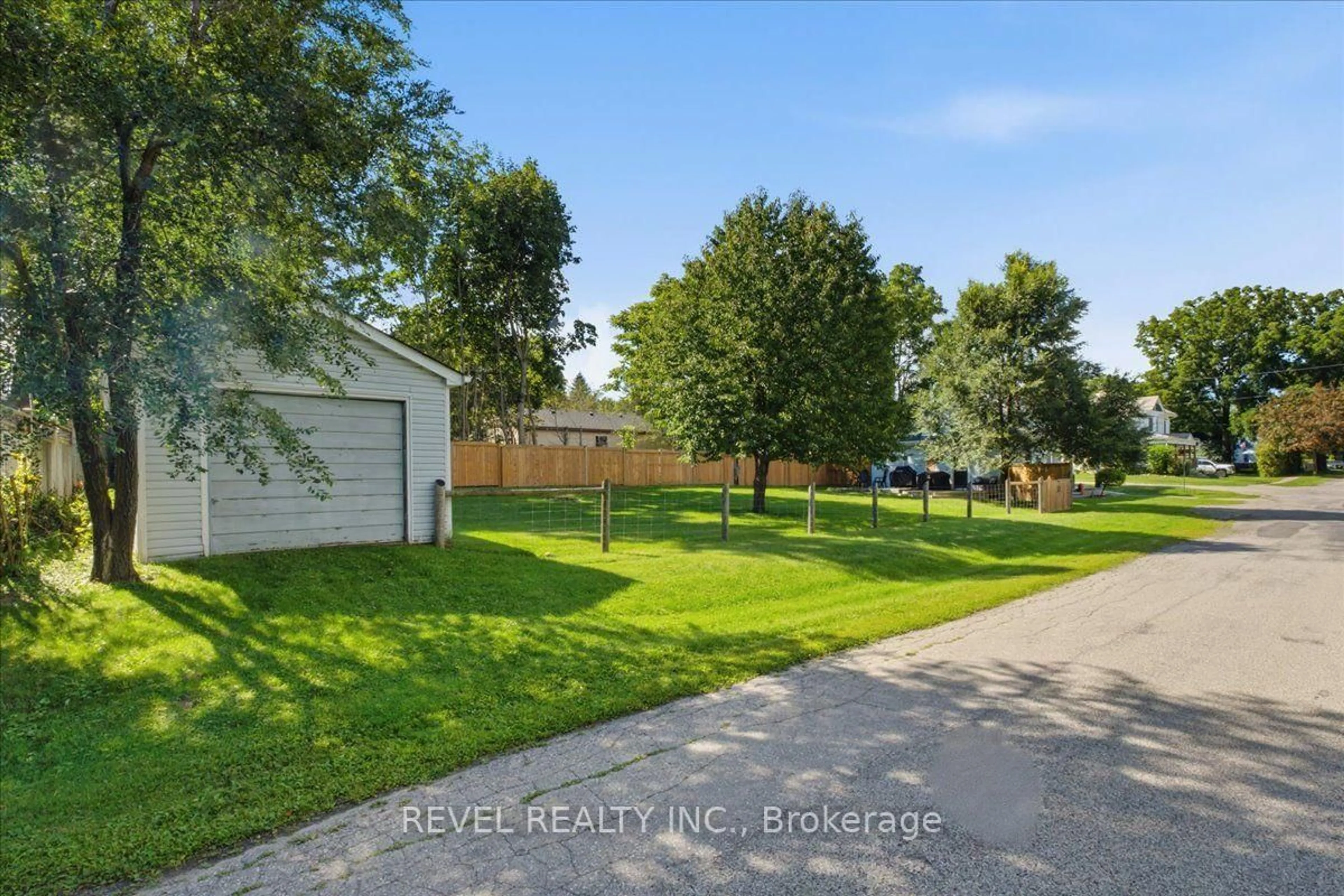 A pic from outside/outdoor area/front of a property/back of a property/a pic from drone, street for 3 Queen St, Brant Ontario N0E 1R0