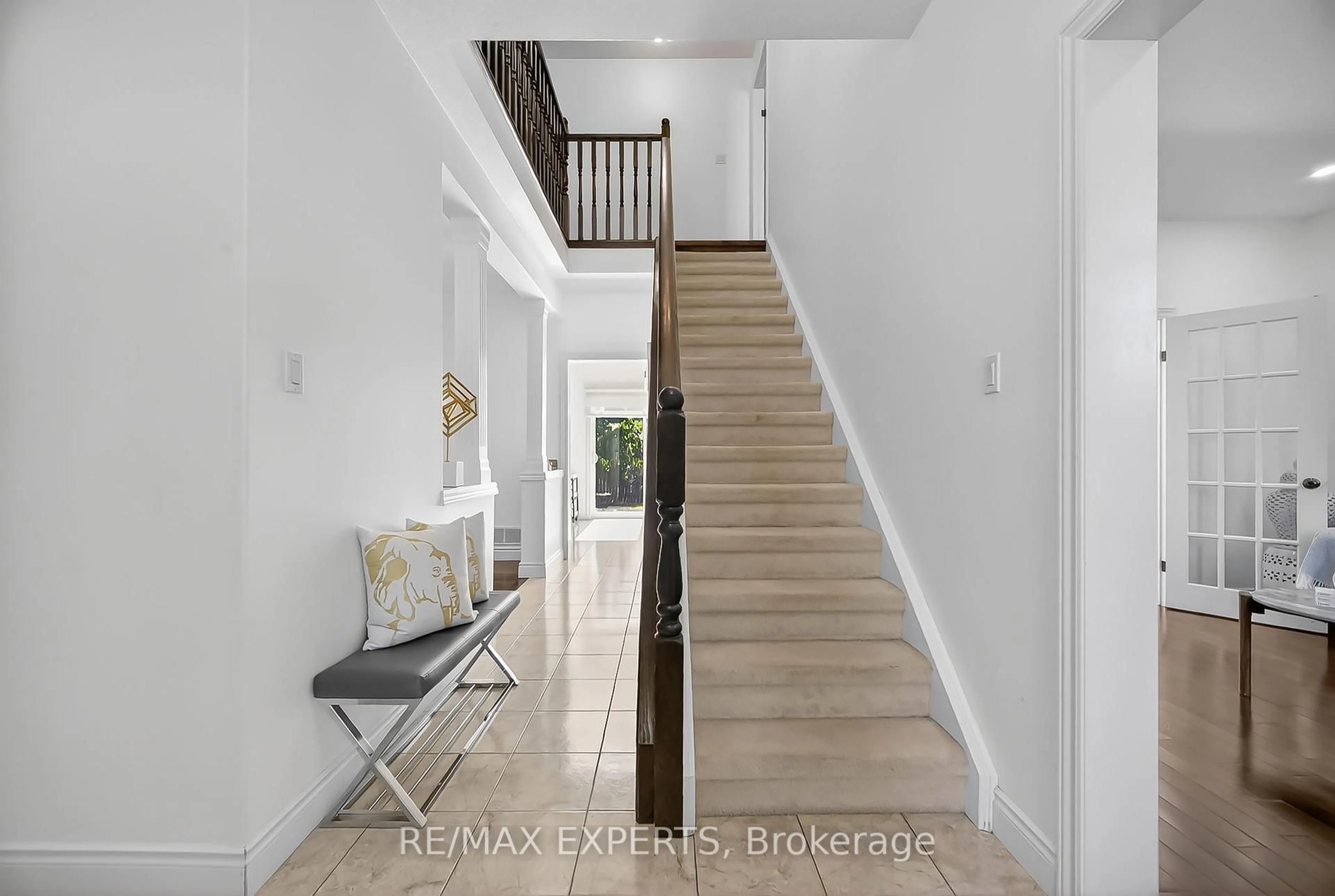 Indoor entryway for 936 Talisman Cres, London South Ontario N6K 0B7