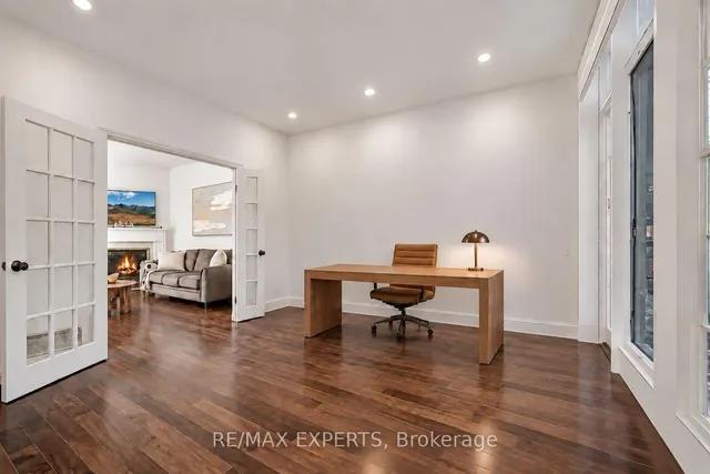 936 Talisman Cres, London South 3